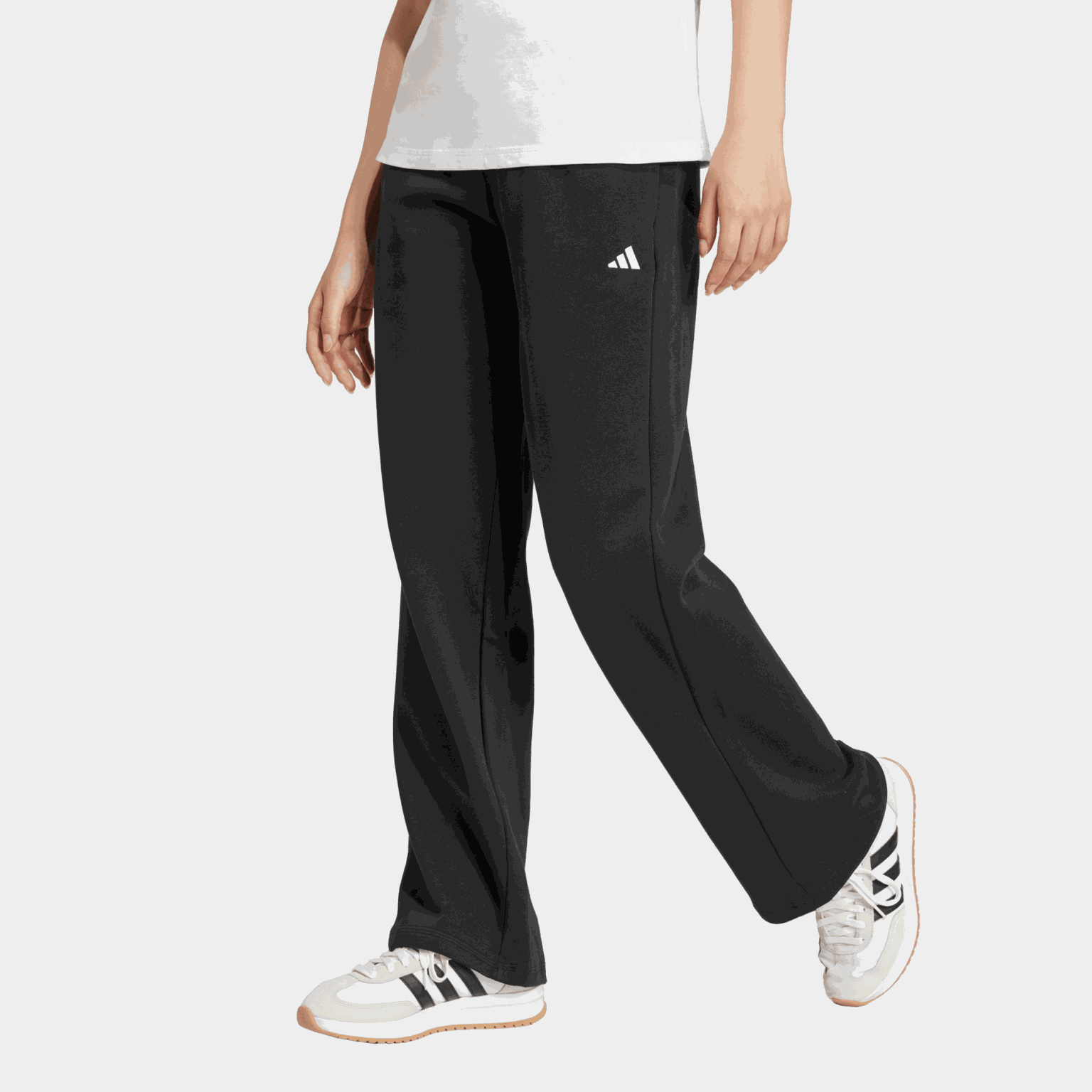 Pantalon de jogging Essentials pour femme, confortable et à ourlet ouvert, orné d'un petit logo.