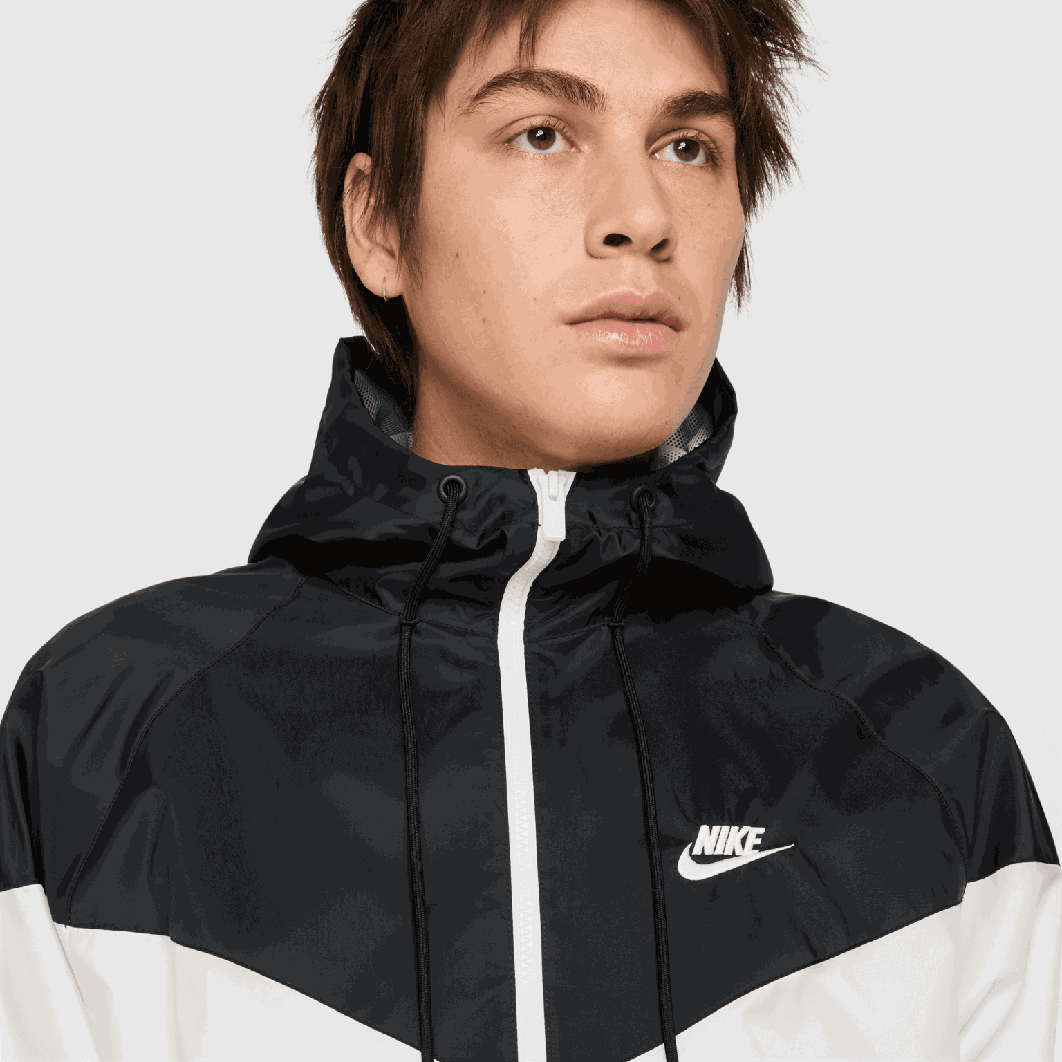  Pánská větrovka s kapucí od značky Sportswear.