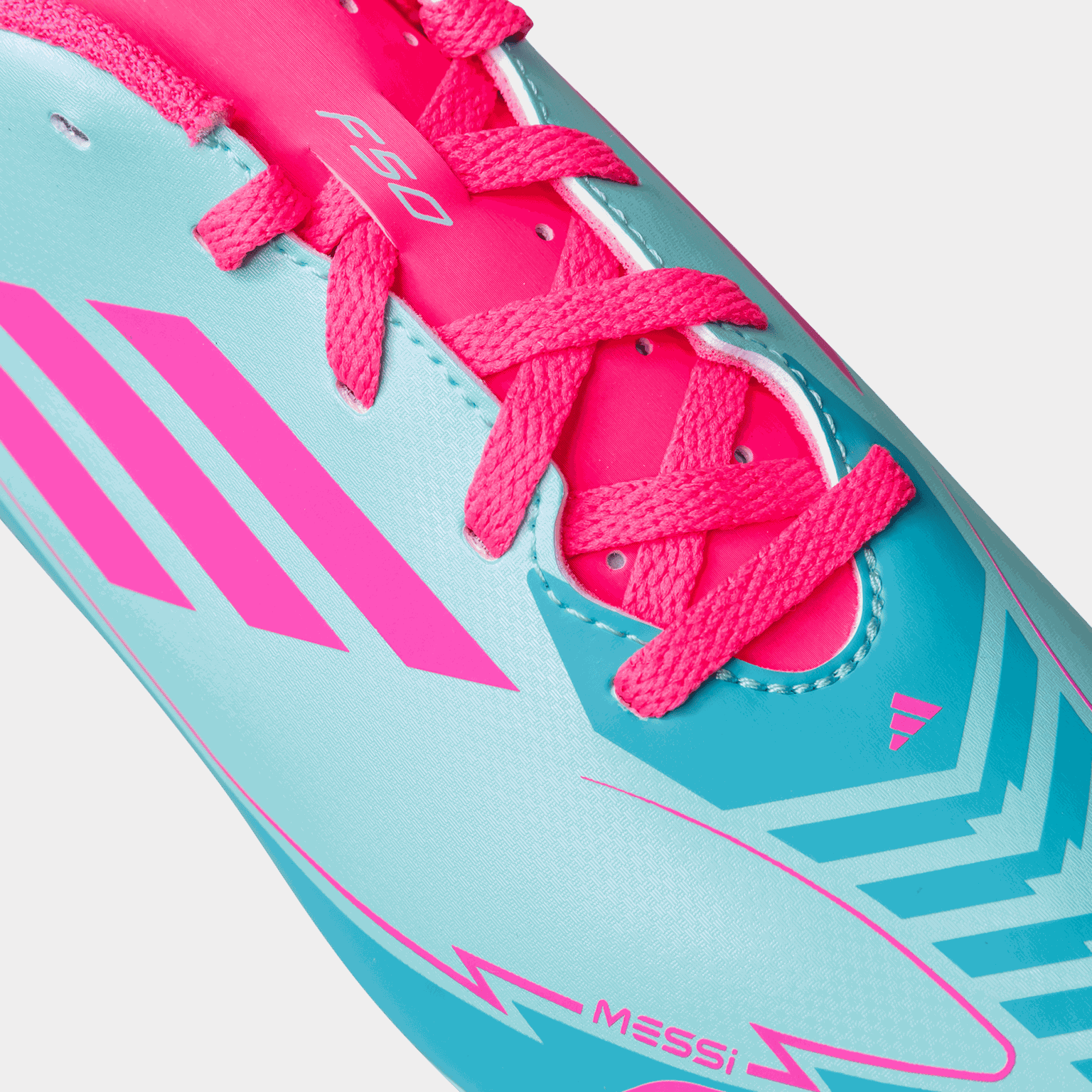 Dziecięce buty piłkarskie Messi F50 Club FxG, przeznaczone do gry na trawie naturalnej i sztucznej.