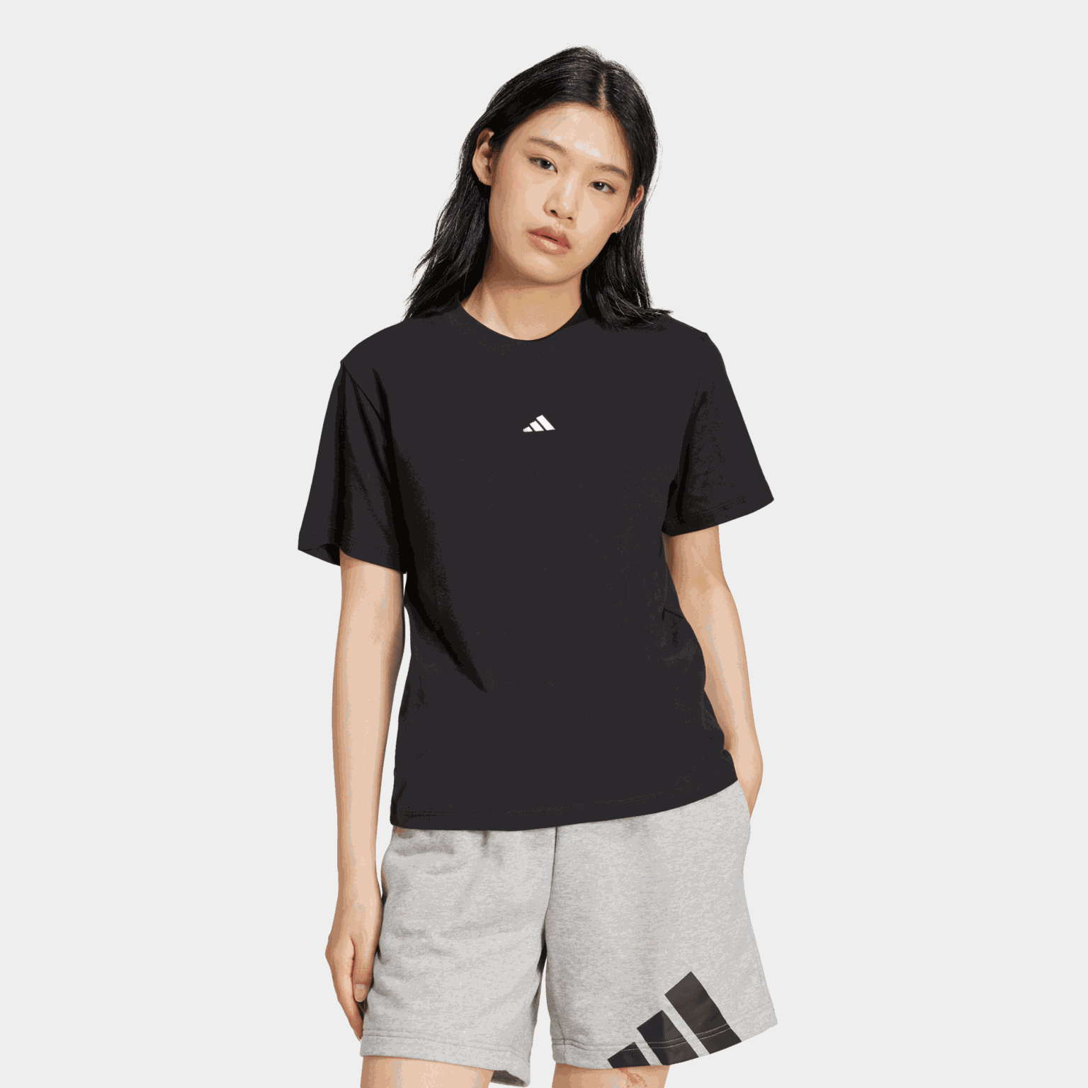 T-shirt en coton Essentials avec petit logo, T-shirt femme