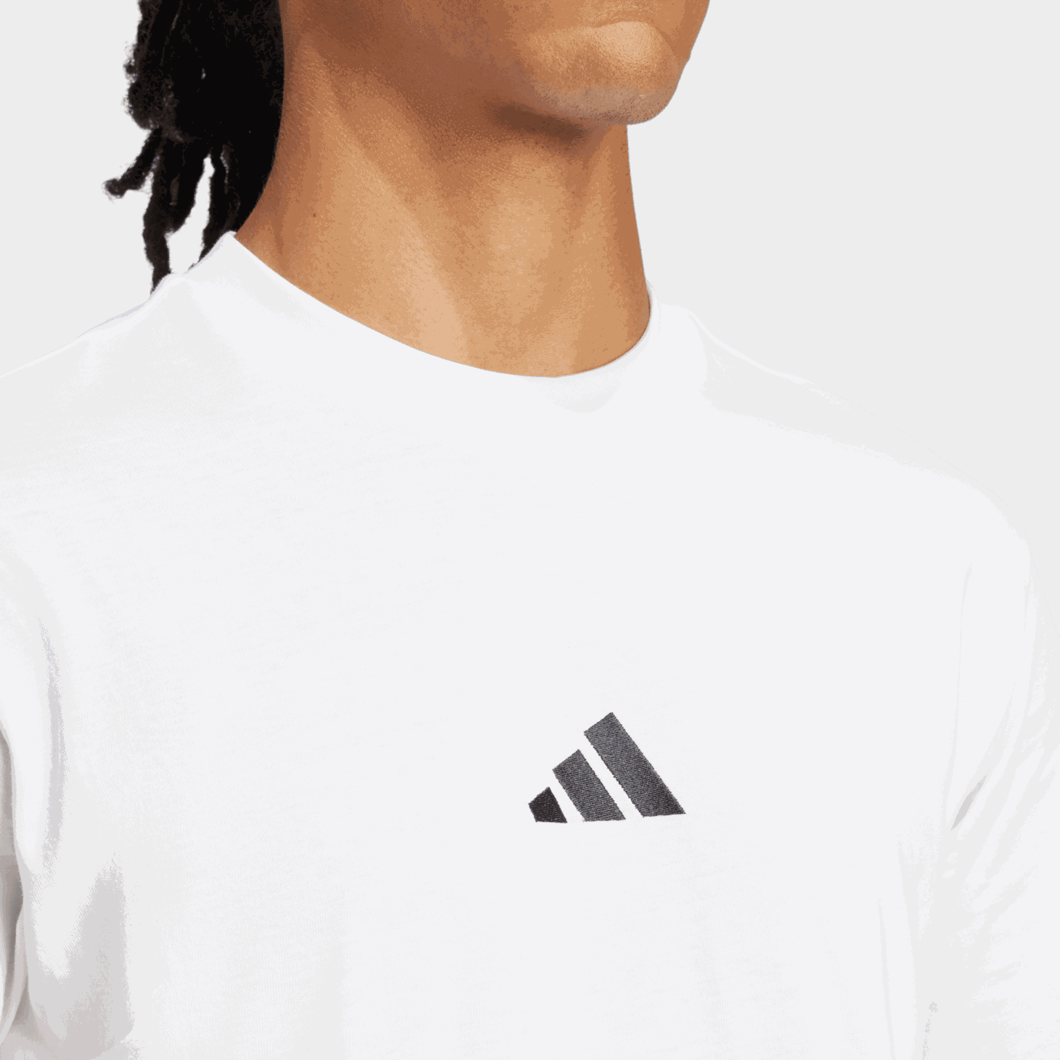  T-shirt da uomo essenziale con piccolo logo, in jersey liscio