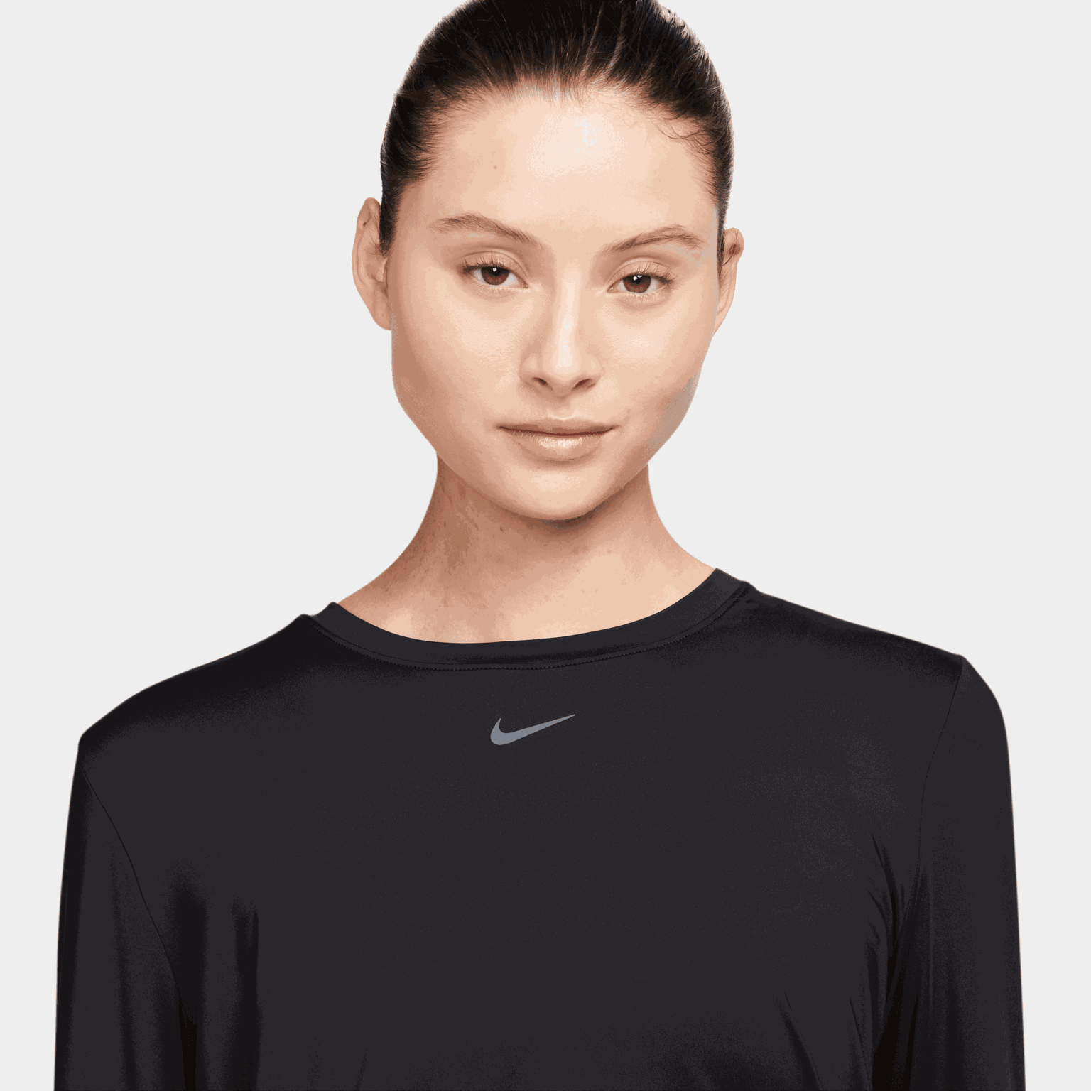  Camiseta feminina clássica de manga comprida com tecnologia Dri-FIT, ideal para treinos.