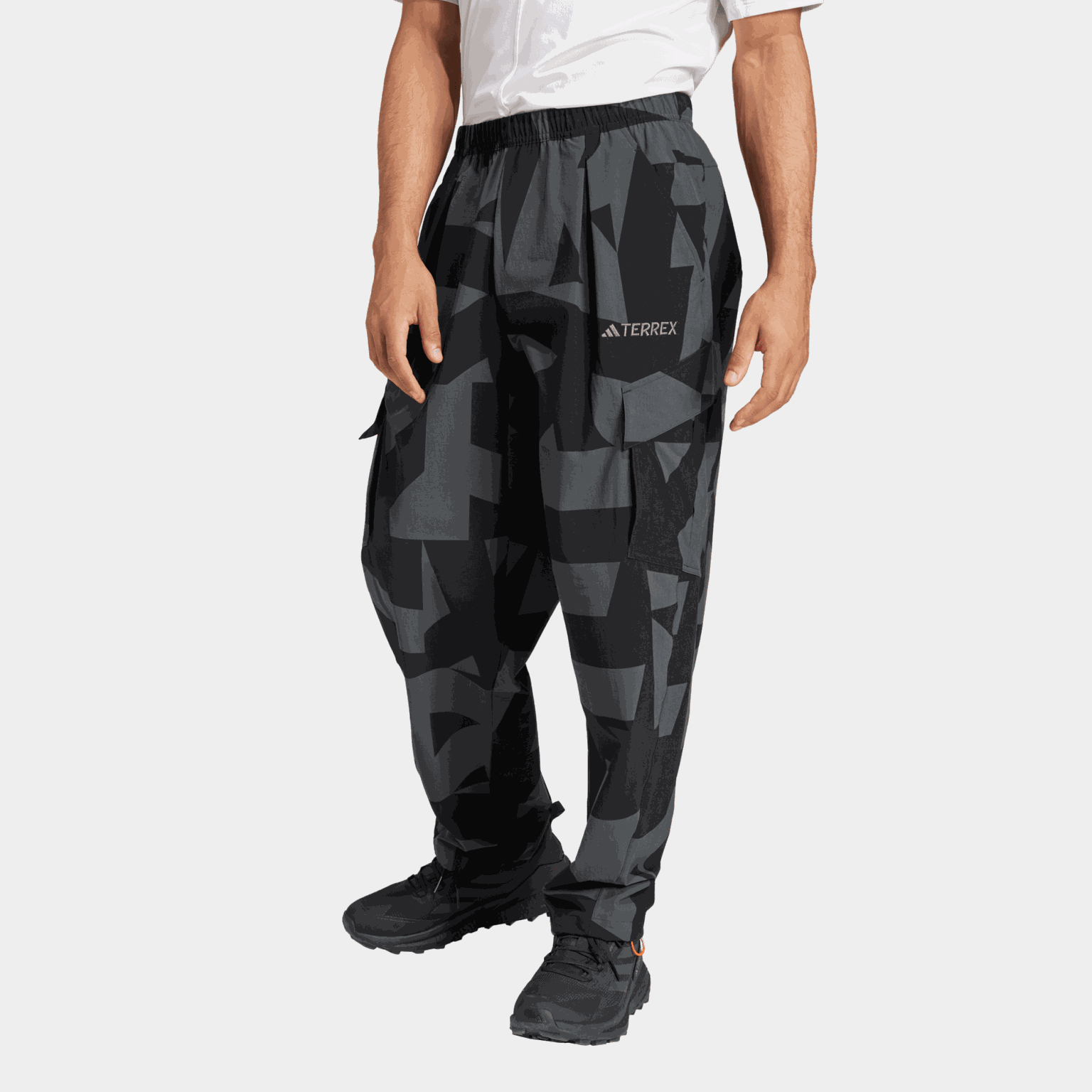 Pantaloni da jogging cargo Terrex Xploric con stampa, pantaloni da trekking da uomo – Neri