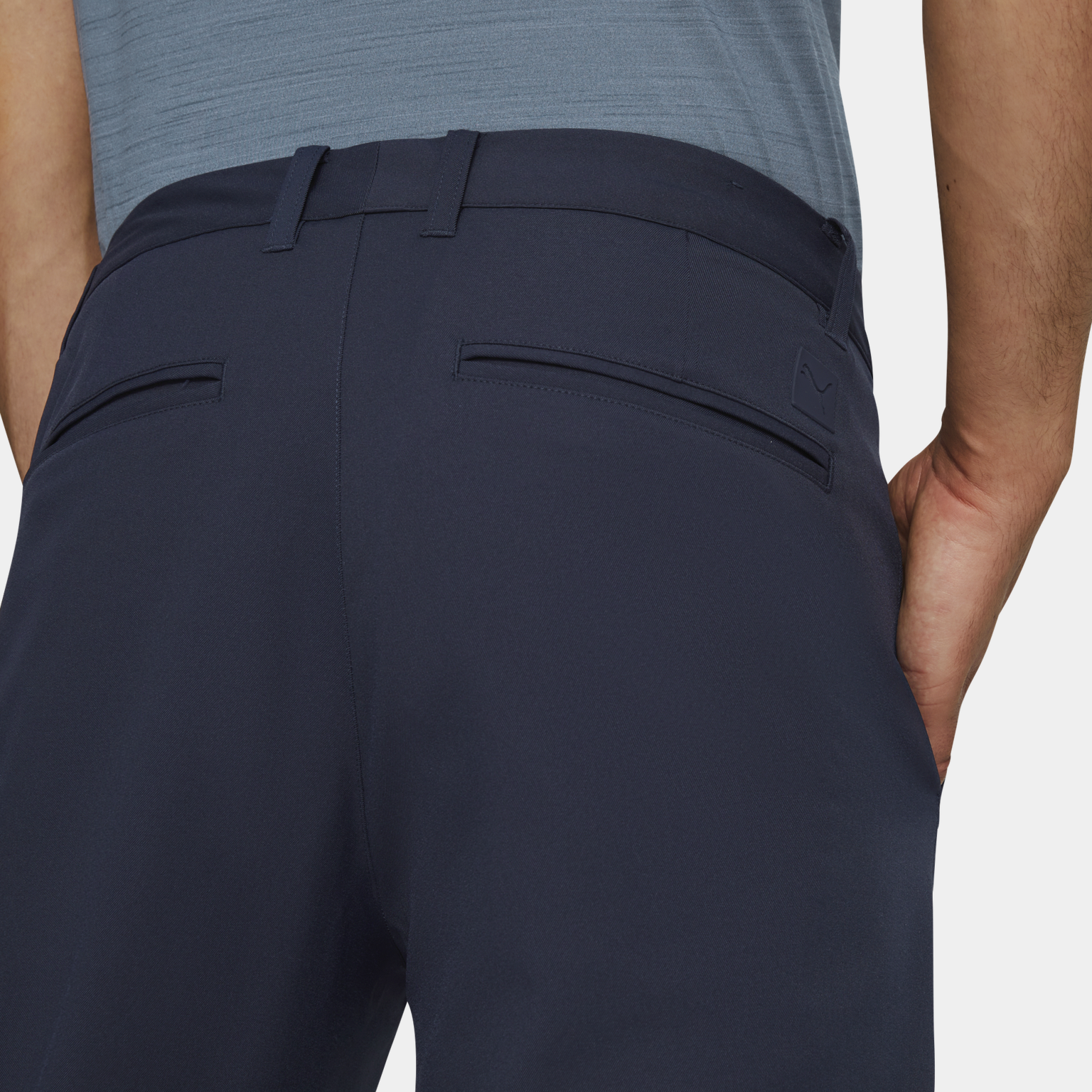 Calças de golfe masculinas, com costuras laterais.
