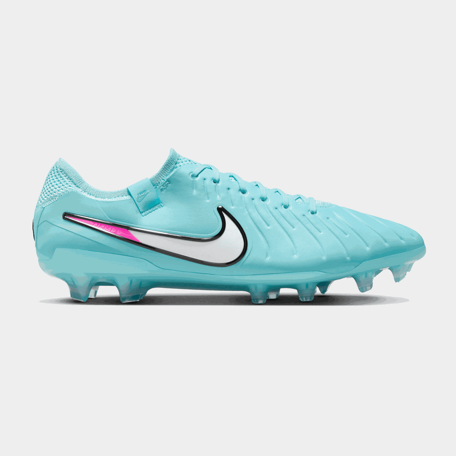 Męskie buty piłkarskie Tiempo Legend 10 Elite FG przeznaczone do gry na sztucznej trawie.