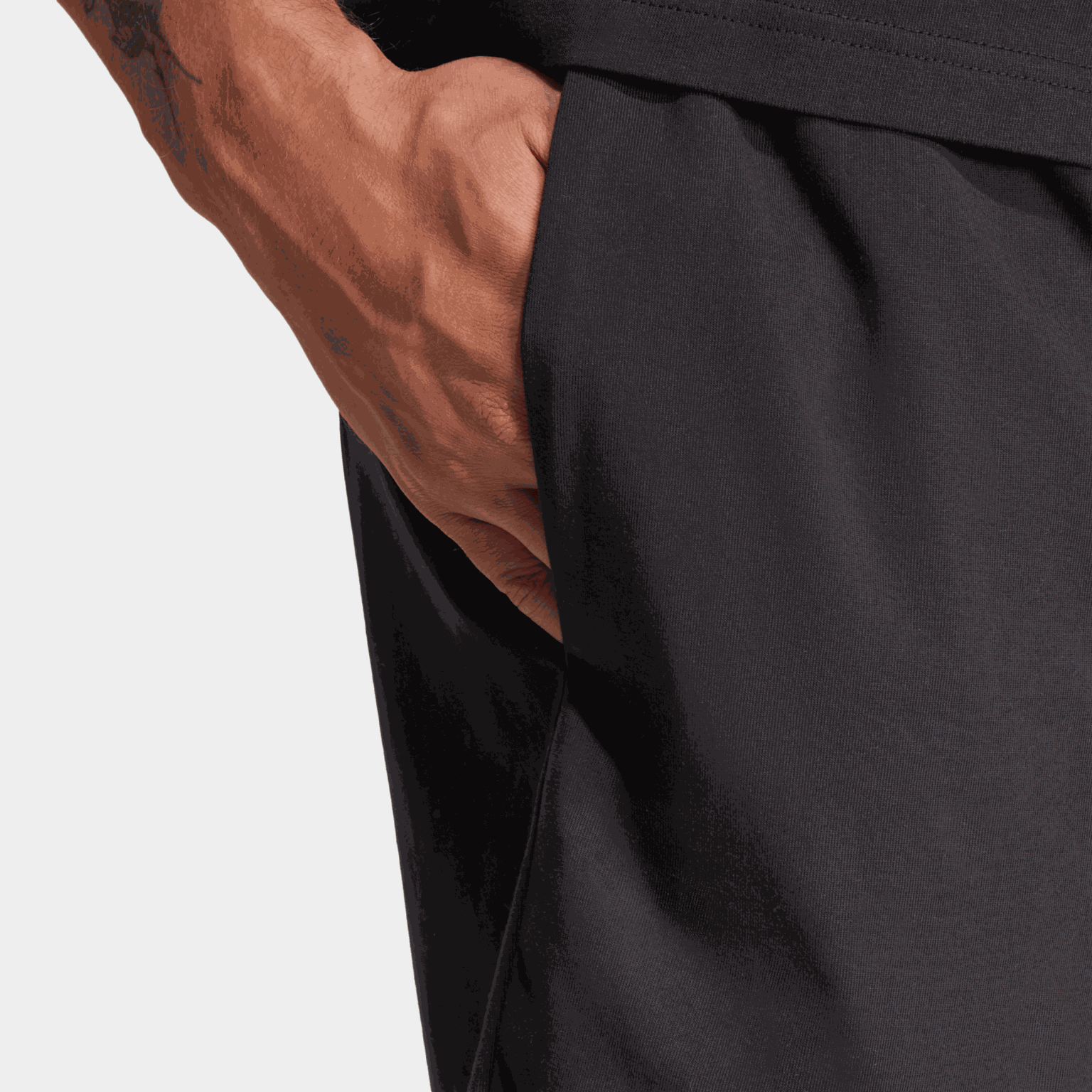  Gebreide herenshorts met rechte pijpen uit de Essentials-collectie.