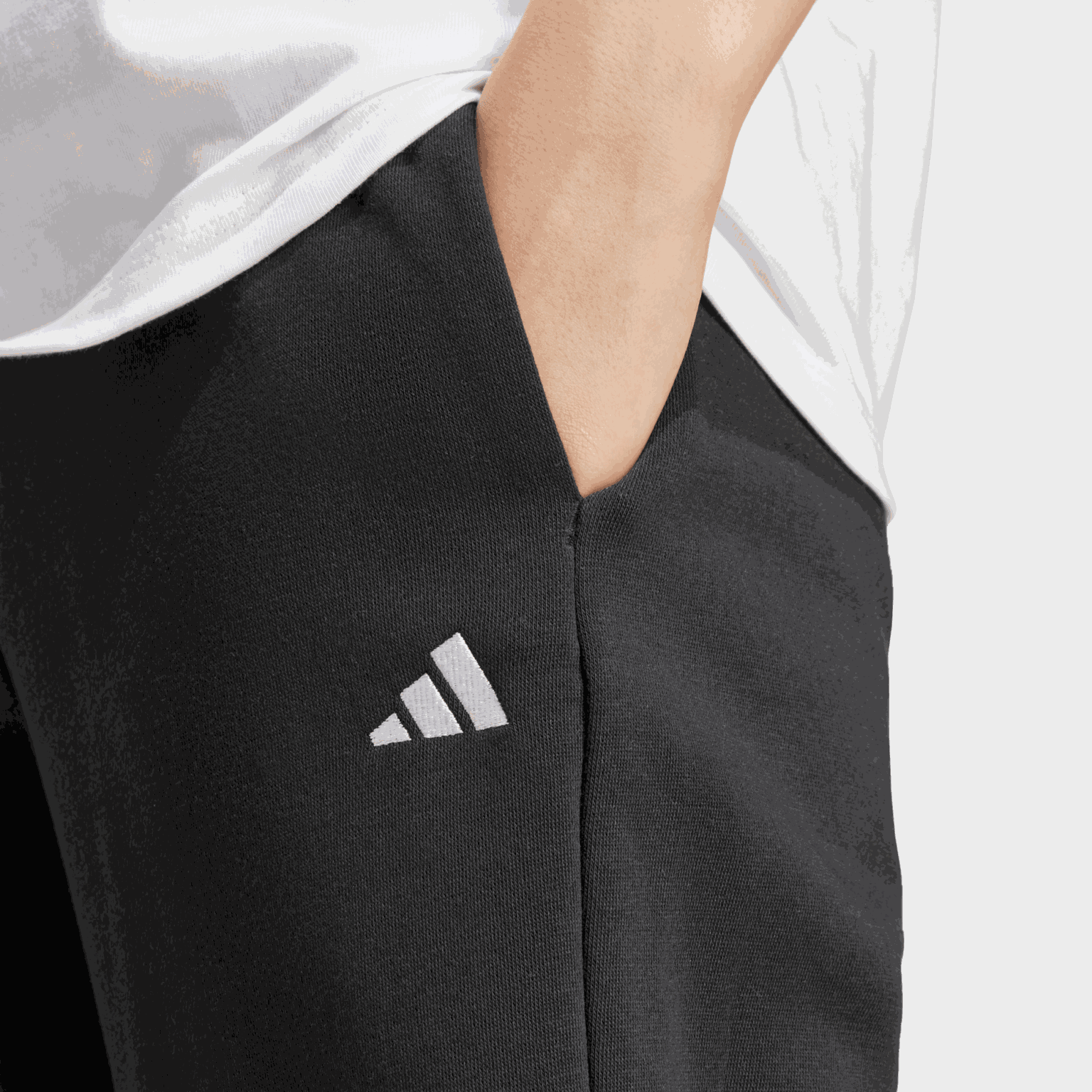 Pantalon de jogging Essentials pour femme, confortable et à ourlet ouvert, orné d'un petit logo.