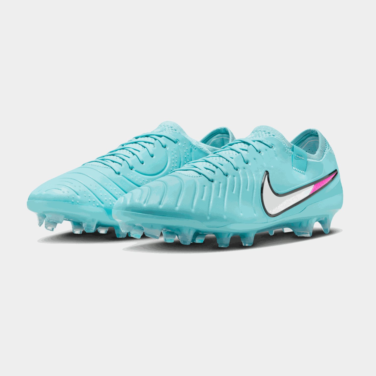  Męskie buty piłkarskie Tiempo Legend 10 Elite FG przeznaczone do gry na sztucznej trawie.
