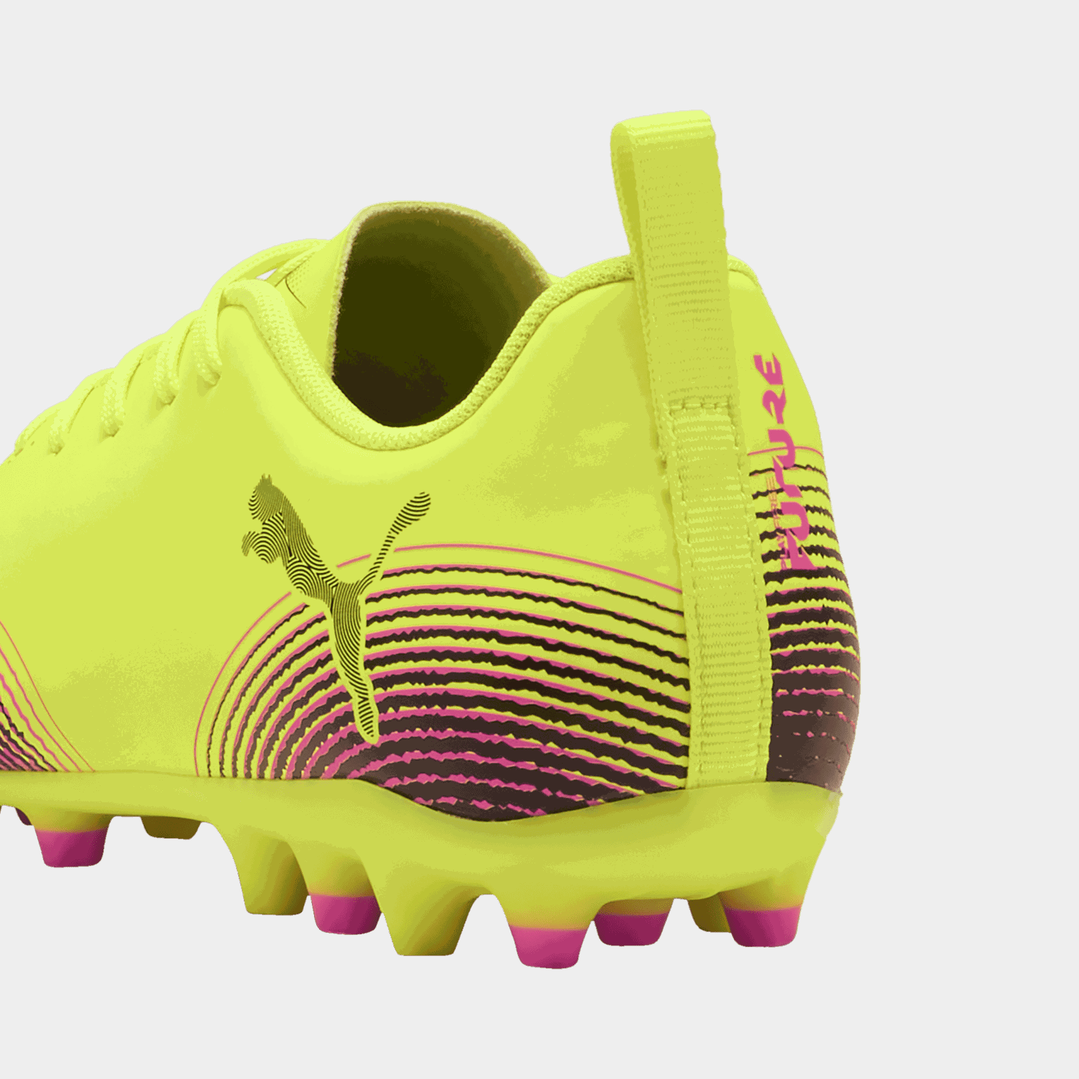  Buty piłkarskie FUTURE 8 Play MG dla dzieci, przeznaczone do gry na trawie naturalnej i syntetycznej.