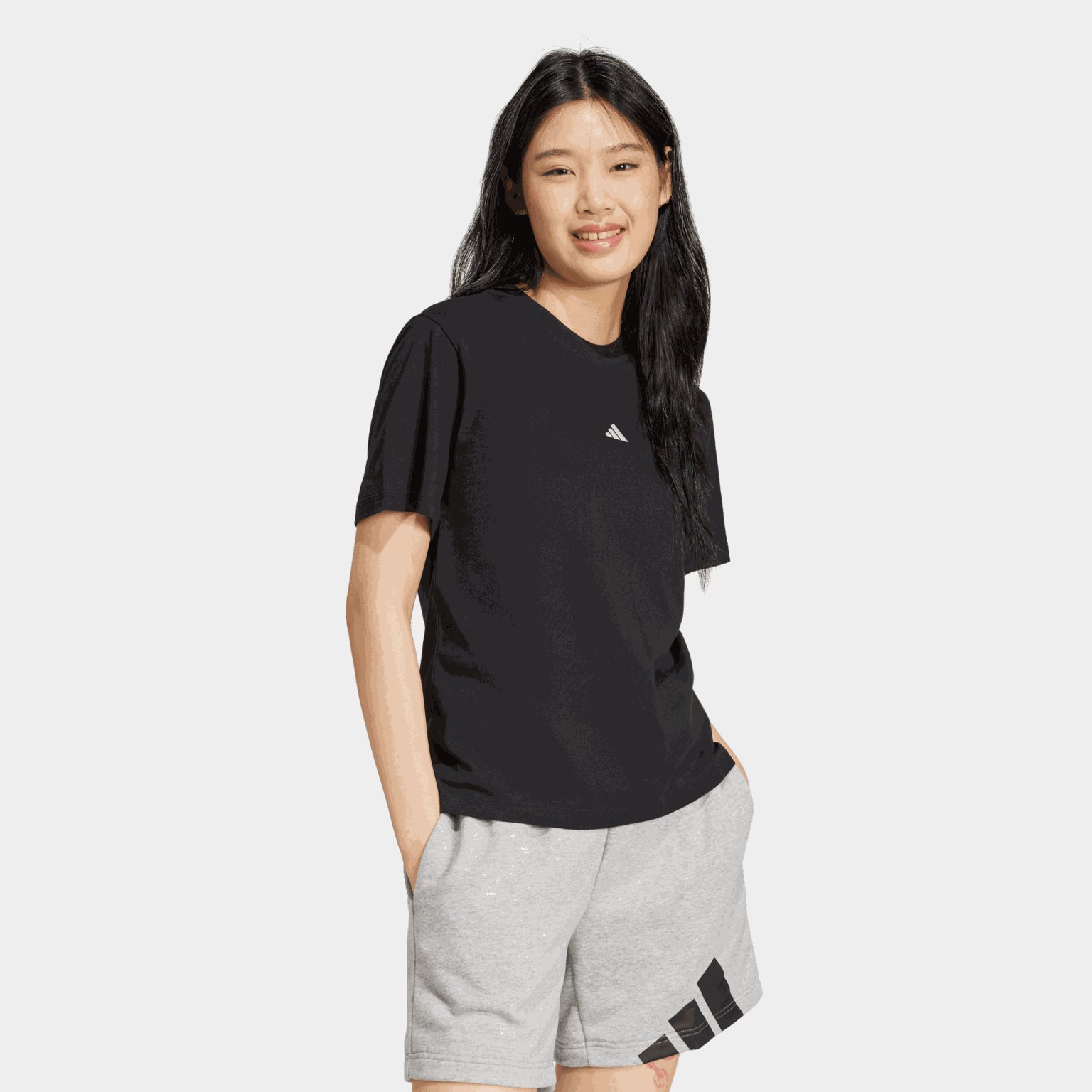  Tricou simplu din bumbac pentru femei cu logo mic