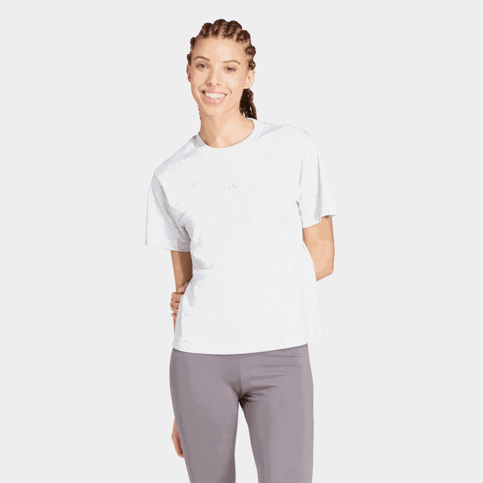  Eenvoudig katoenen dames-T-shirt met klein logo.