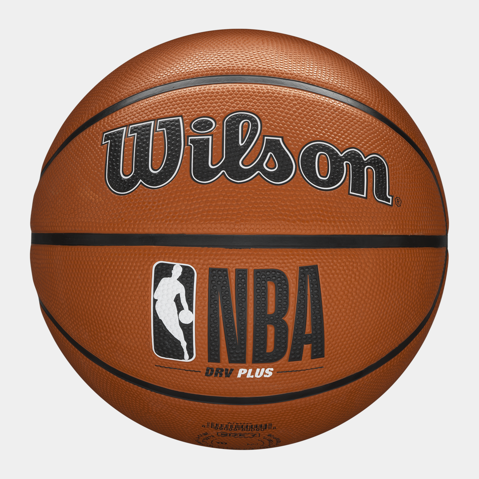  Basketbalový míč NBA Drive Plus, hnědý, s potiskem na zadní straně.