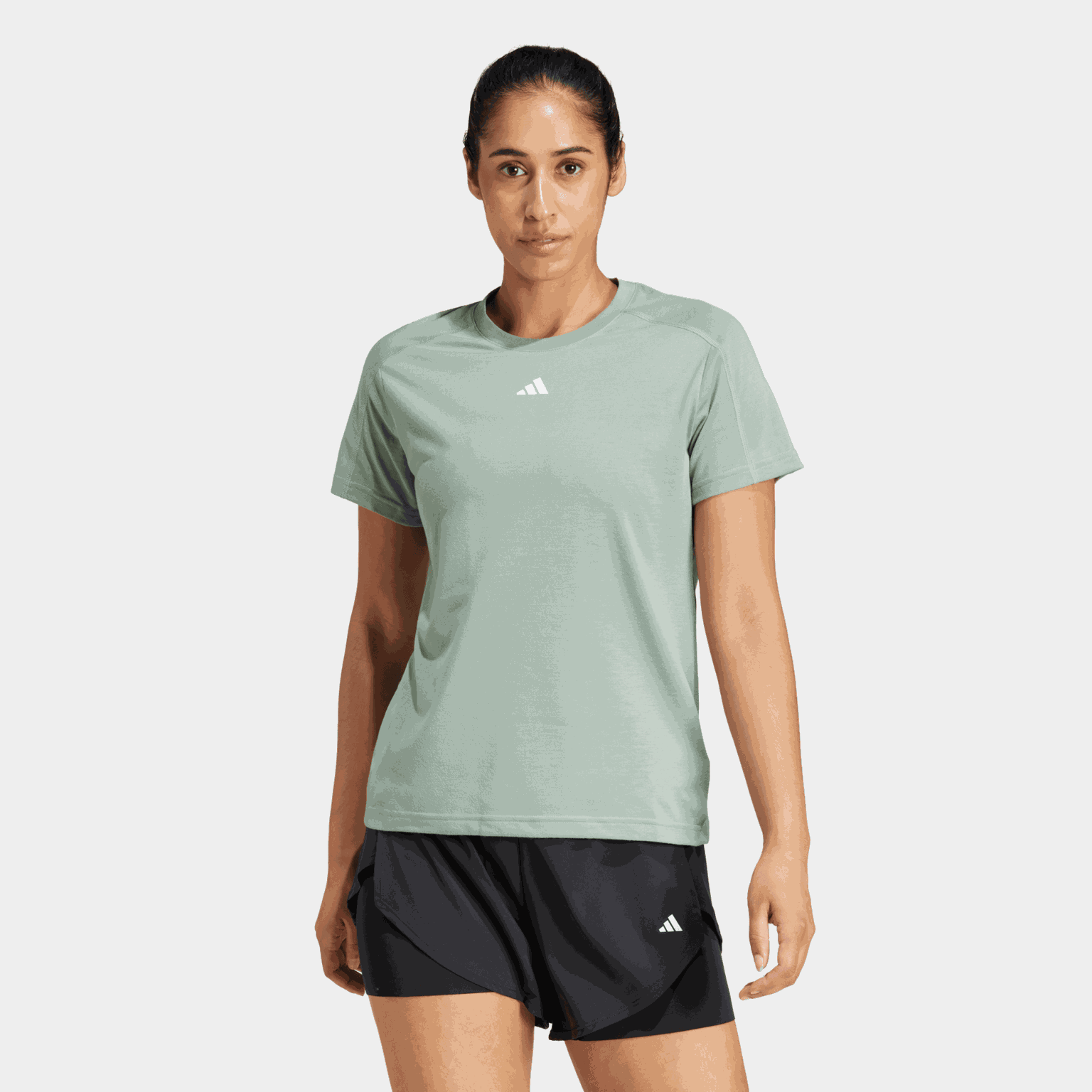 Camiseta feminina minimalista de gola redonda com o logotipo da Train Essentials.