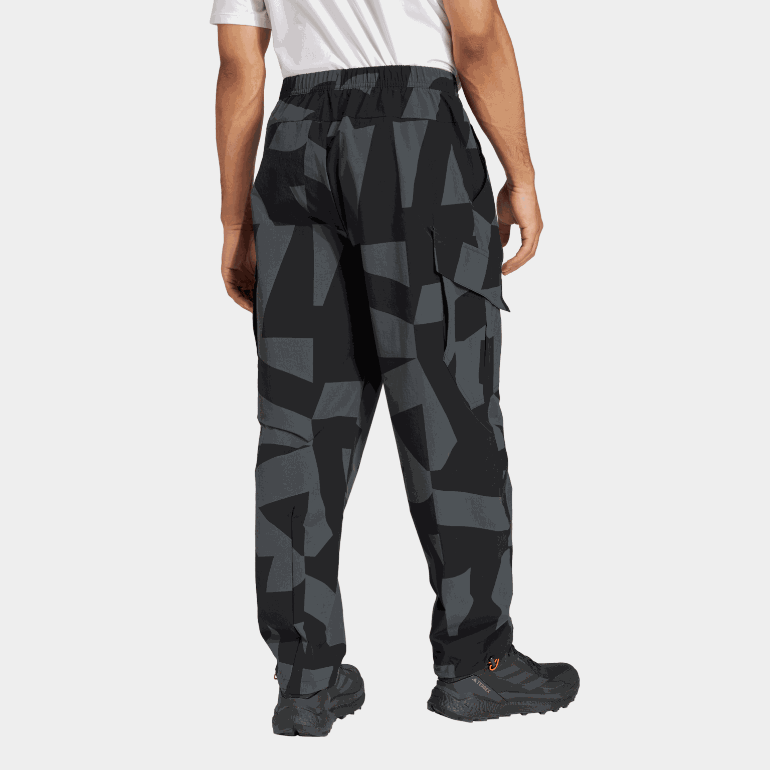 Pantaloni da jogging cargo Terrex Xploric con stampa, pantaloni da trekking da uomo – Neri