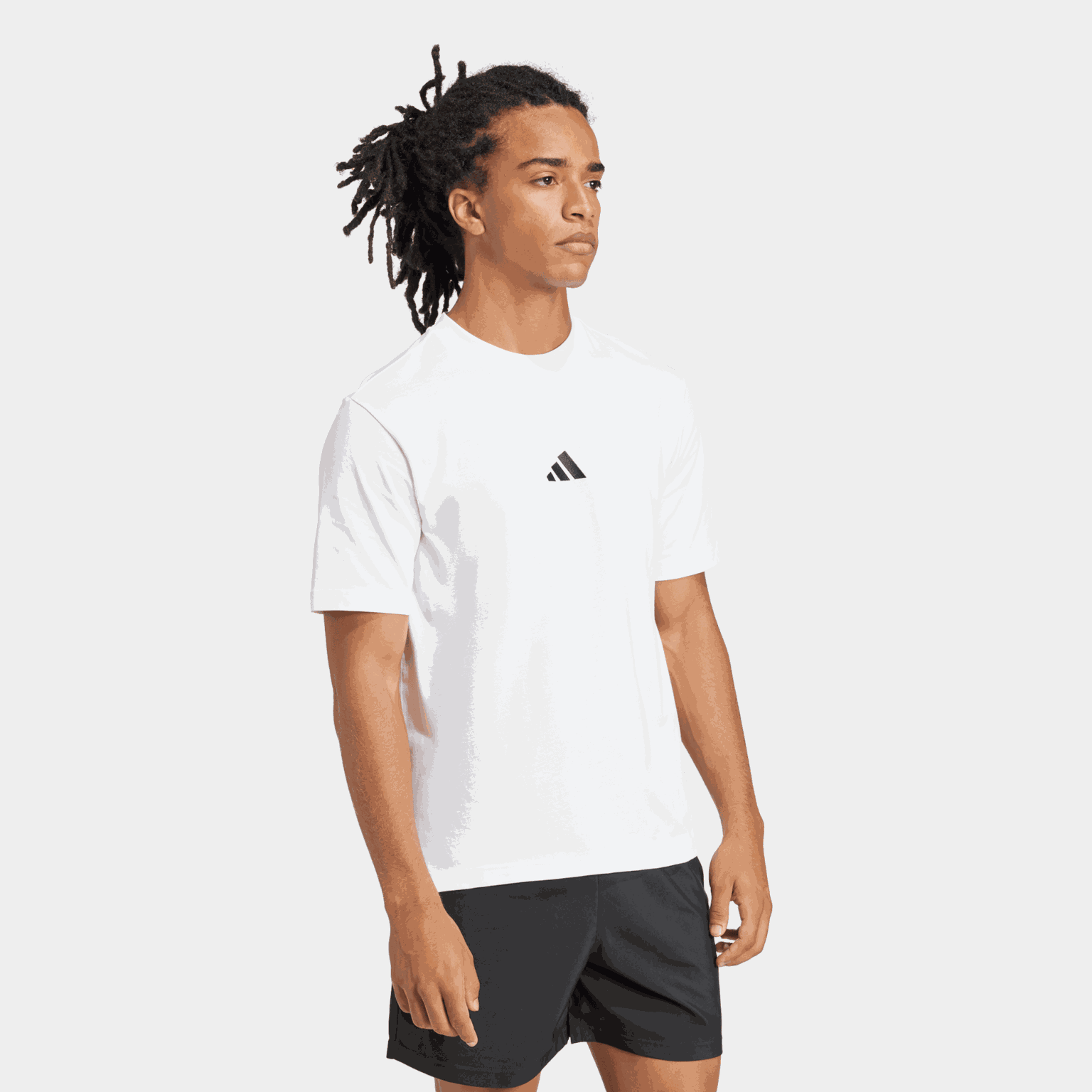  Eenvoudig heren-T-shirt met een klein logo, gemaakt van fijn gebreid materiaal.
