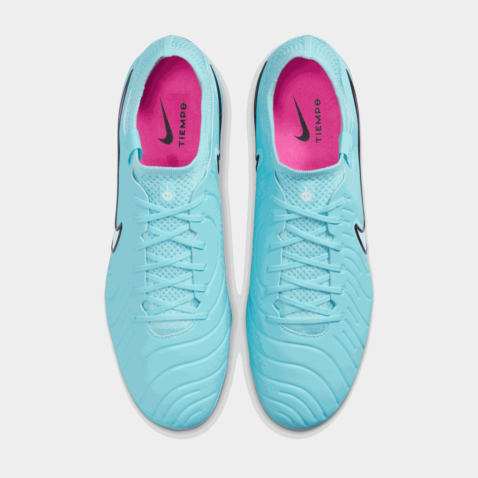  Męskie buty piłkarskie Tiempo Legend 10 Elite FG przeznaczone do gry na sztucznej trawie.