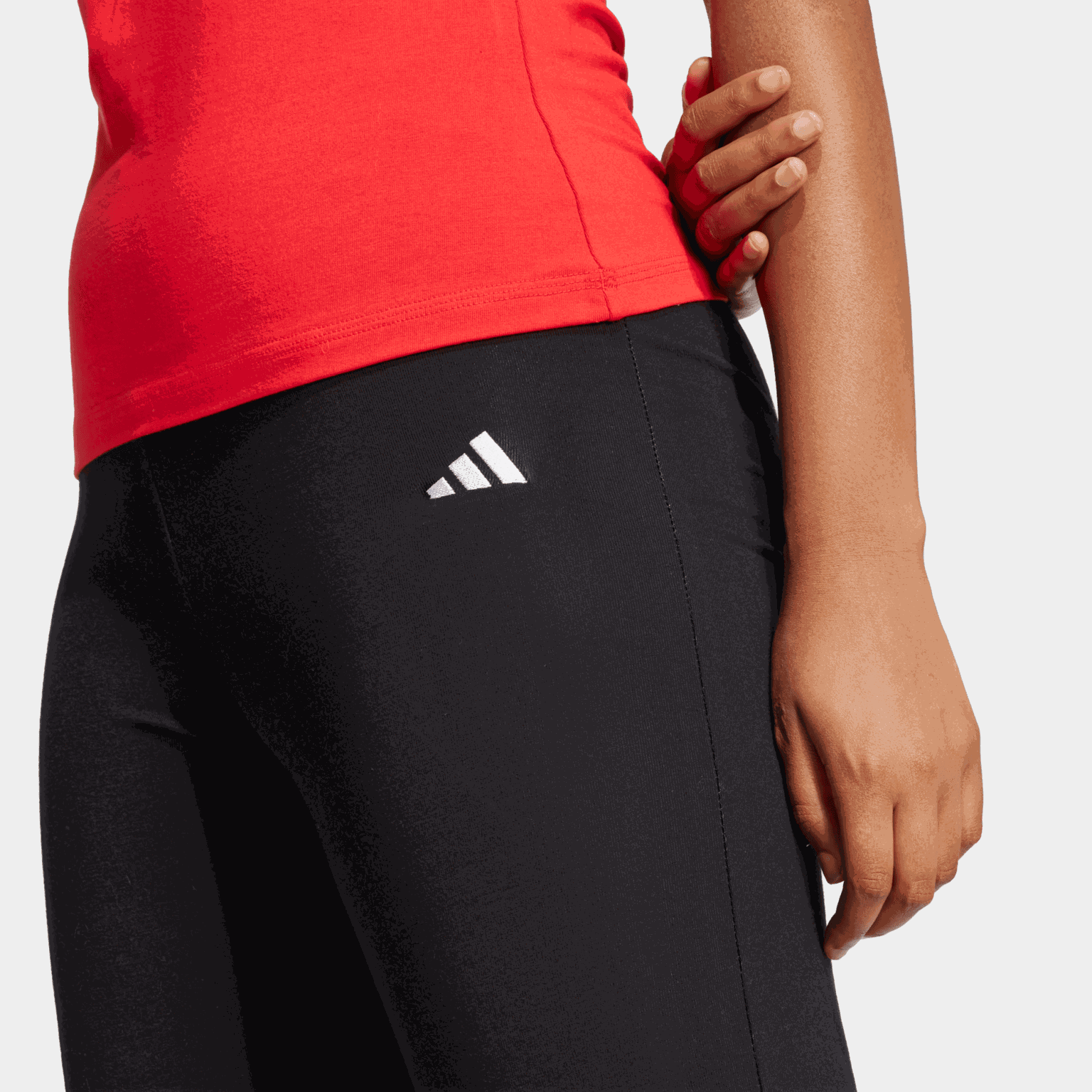 Egyszerű leggings kis logóval és széles szárral, női sportnadrág.