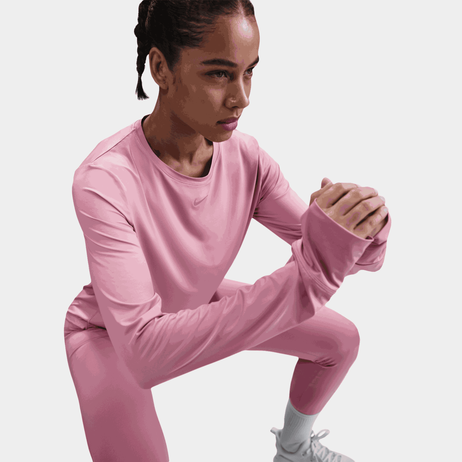  Camiseta feminina clássica de manga comprida com tecnologia Dri-FIT, ideal para treinos.