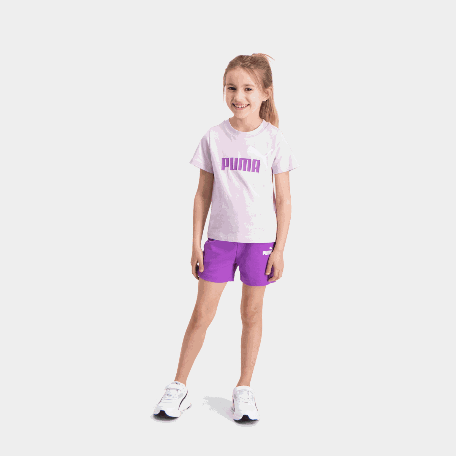 Conjunto infantil com estampa de gatinhos, camiseta e calça.