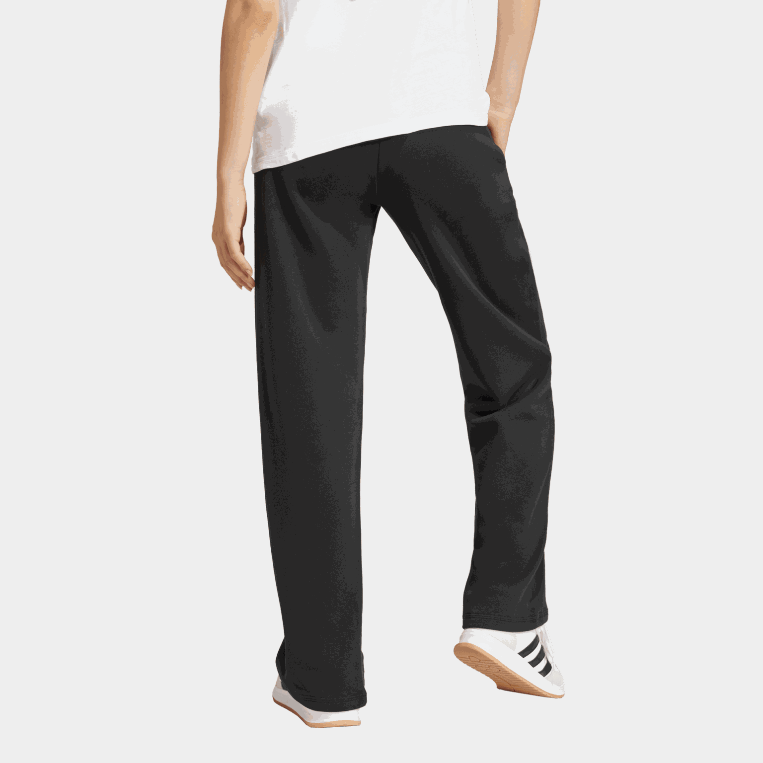 Pantalon de jogging Essentials pour femme, confortable et à ourlet ouvert, orné d'un petit logo.