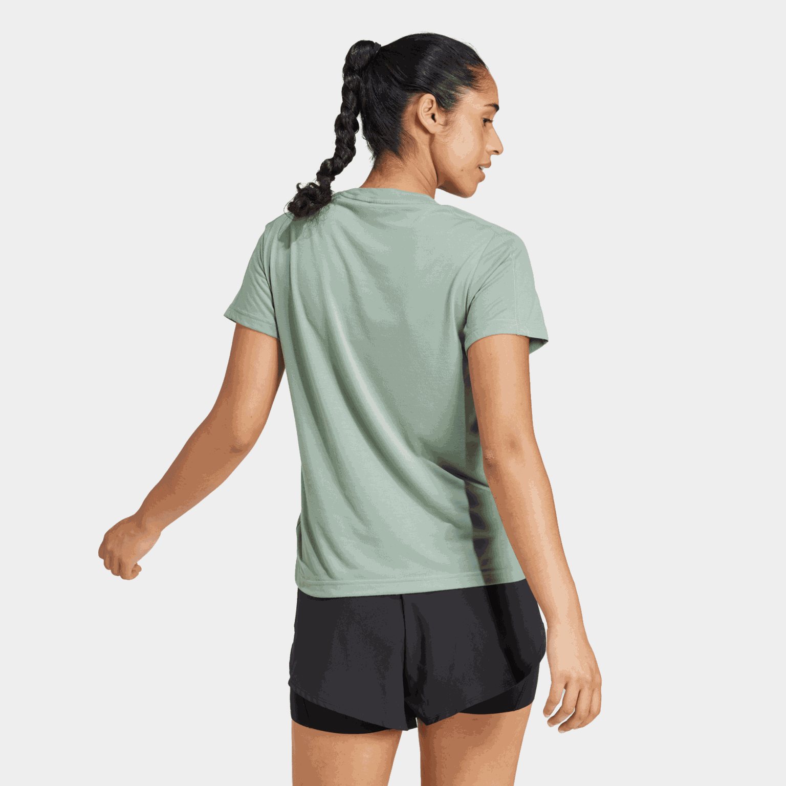 Camiseta feminina minimalista de gola redonda com o logotipo da Train Essentials.