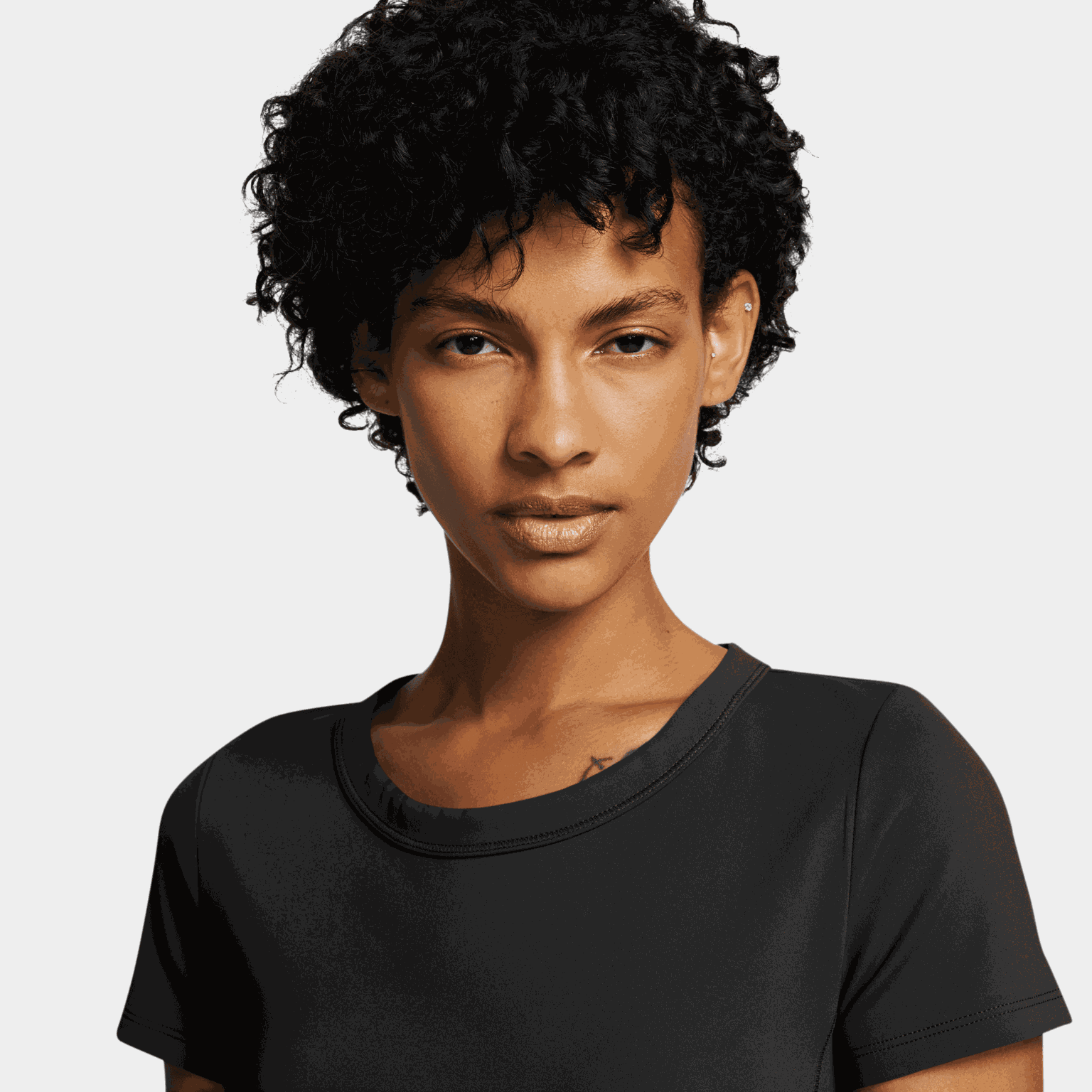  Getailleerd dames-T-shirt/top met korte mouwen, gemaakt van Dri-FIT-materiaal.