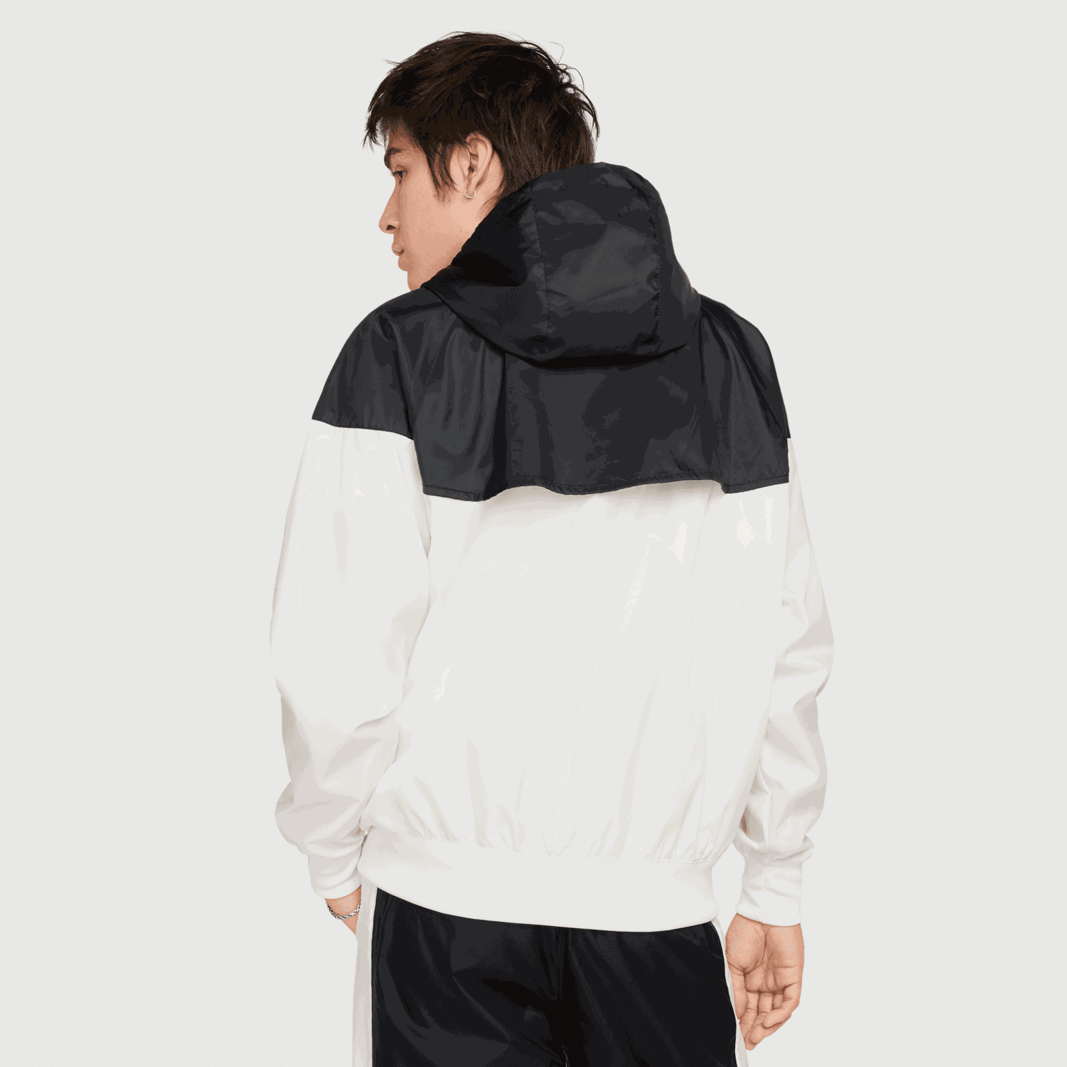  Pánská větrovka s kapucí od značky Sportswear.