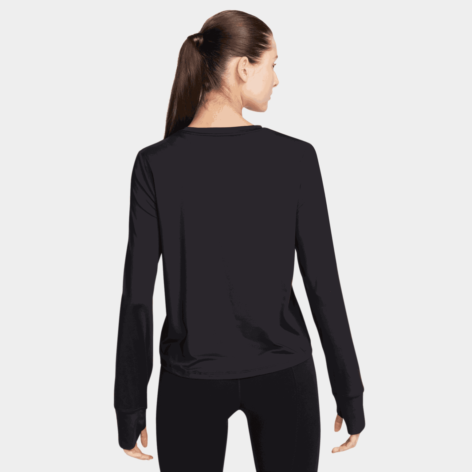  Camiseta feminina clássica de manga comprida com tecnologia Dri-FIT, ideal para treinos.