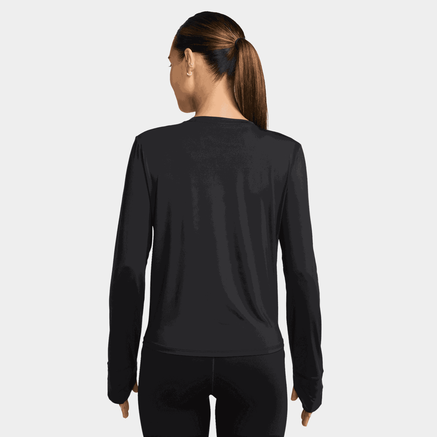  Camiseta feminina clássica de manga comprida com tecnologia Dri-FIT, ideal para treinos.