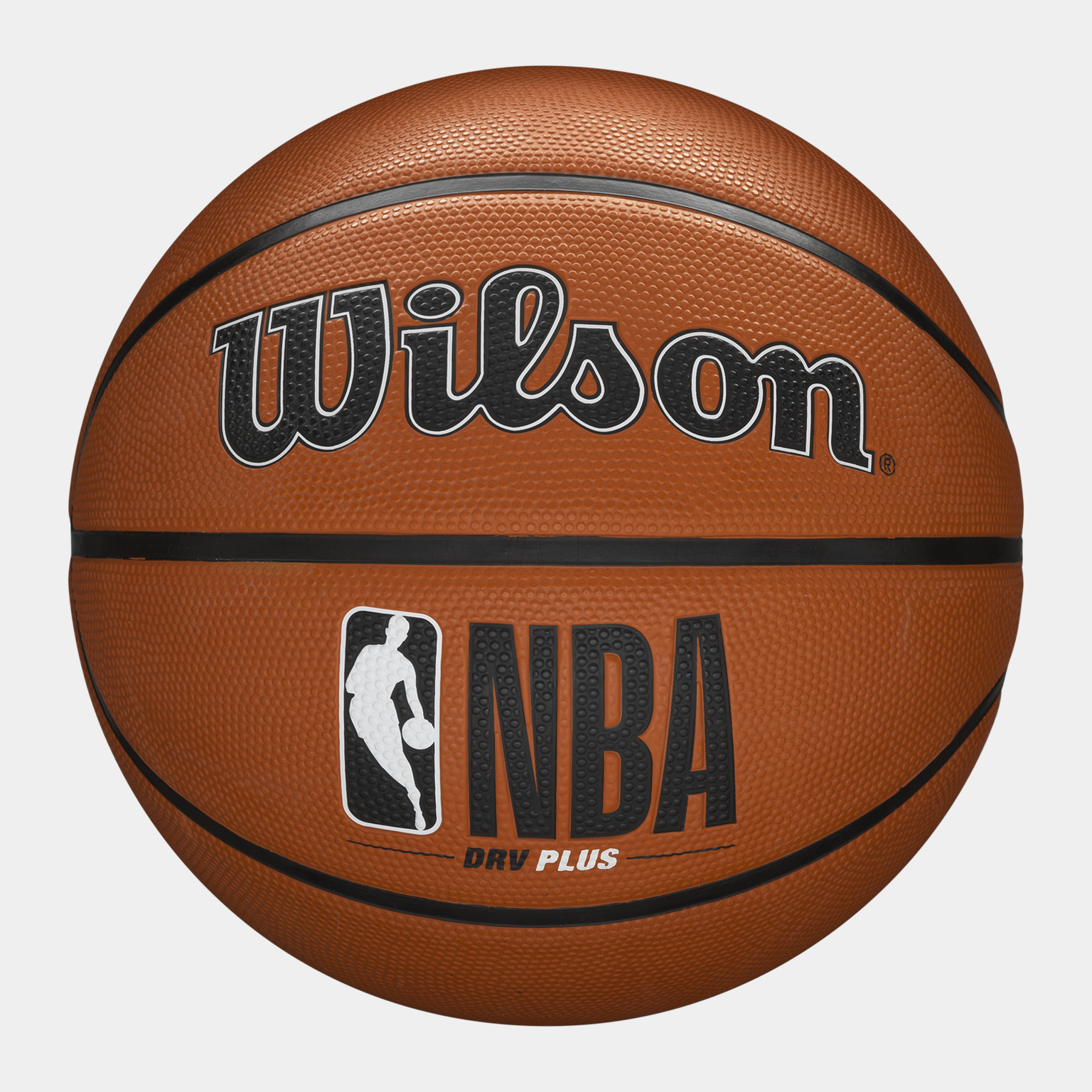  Basketbalový míč NBA Drive Plus, hnědý, s potiskem na zadní straně.