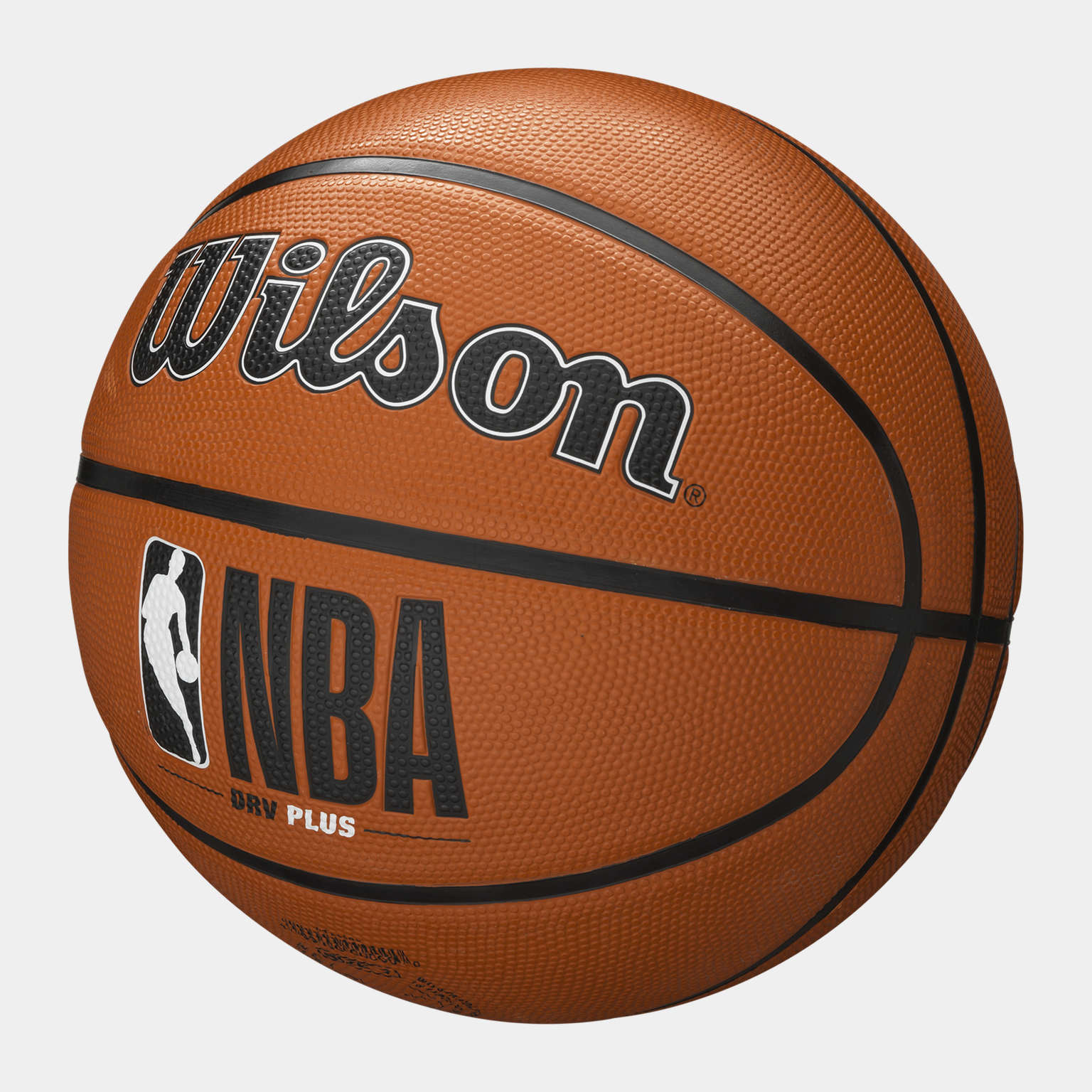  Basketbalový míč NBA Drive Plus, hnědý, s potiskem na zadní straně.