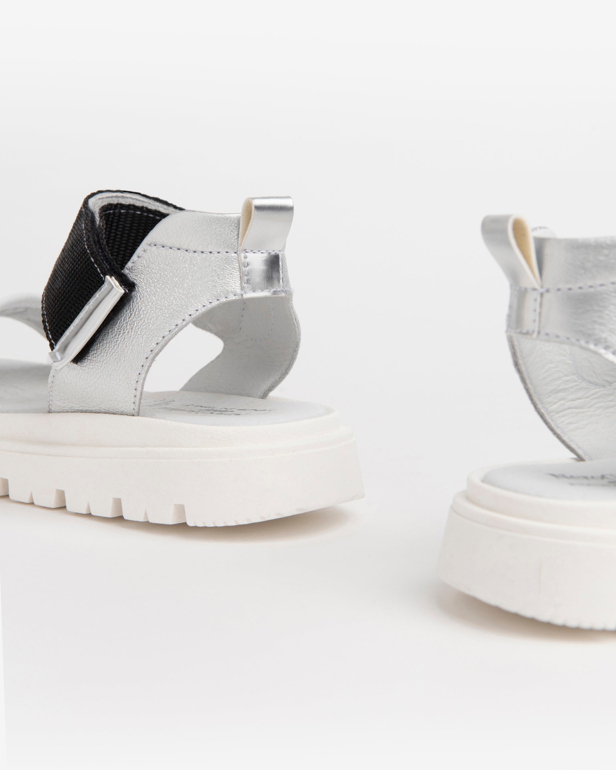  Canvas- und Ledersandalen für Teenager-Mädchen
