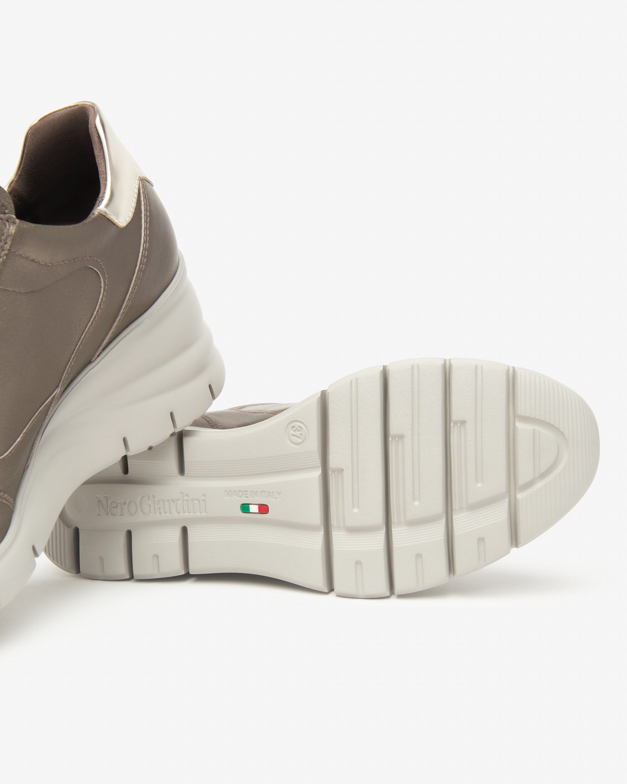  Damen-Sneaker aus Leder und Funktionsmaterial