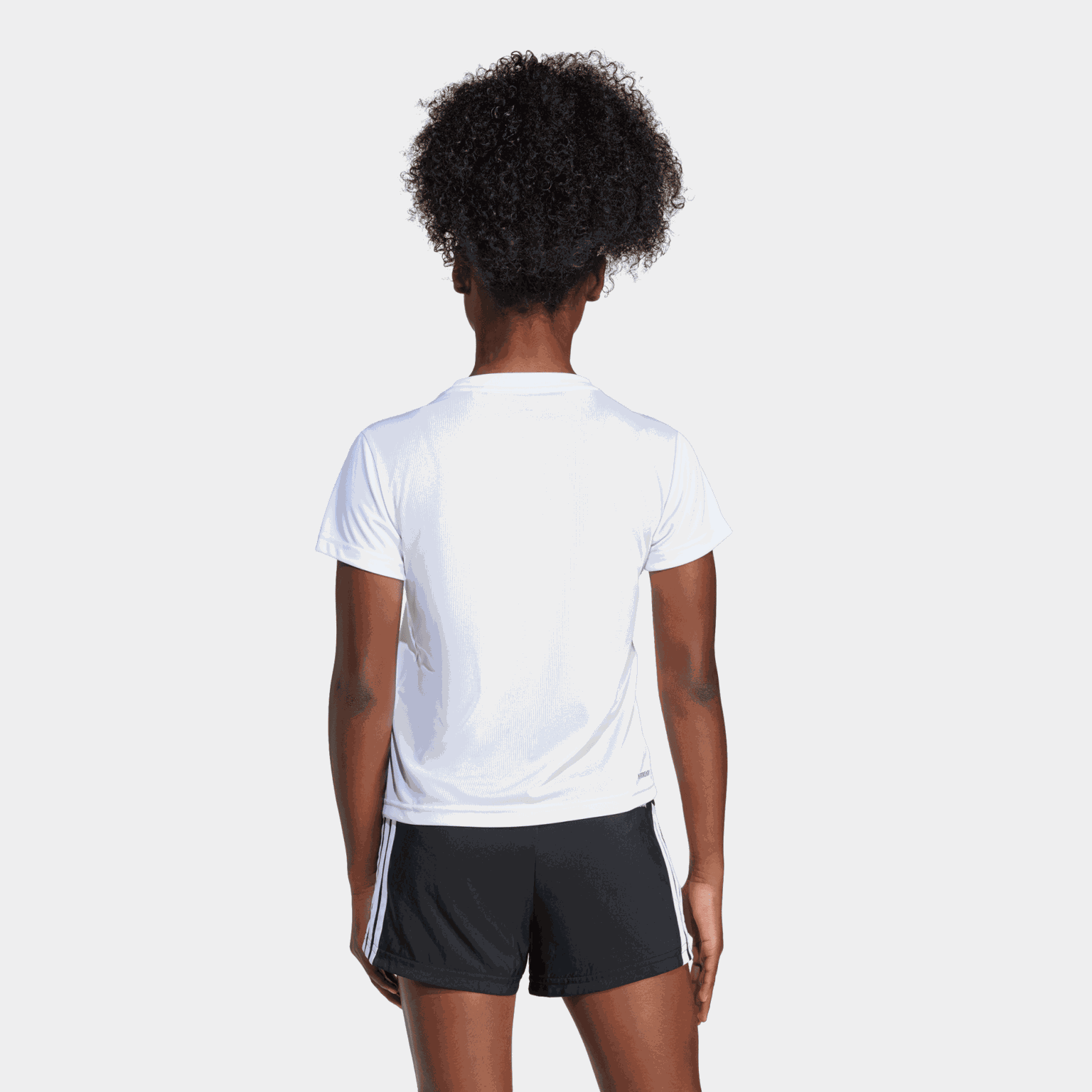  Camiseta infantil Train Essentials Classic Fit com logo - Branca