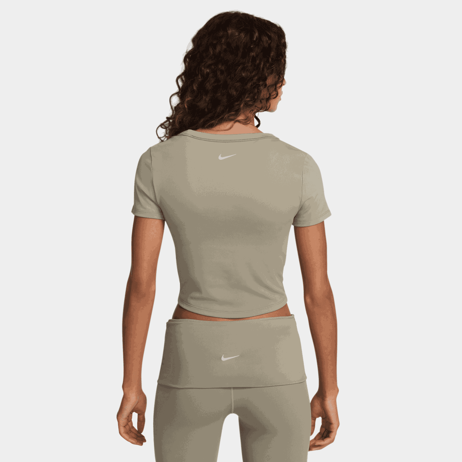  Damski, dopasowany t-shirt/top z krótkim rękawem, wykonany z materiału Dri-FIT.