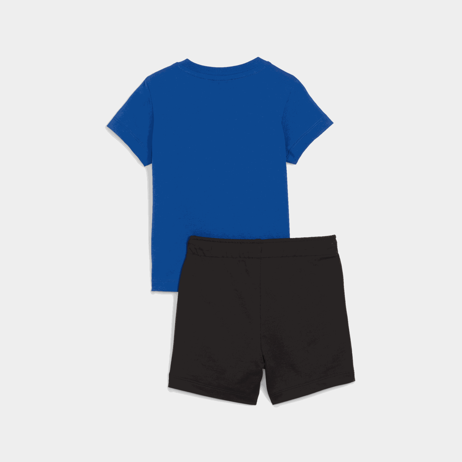 Conjunto infantil com estampa de gatinhos, camiseta e calça.