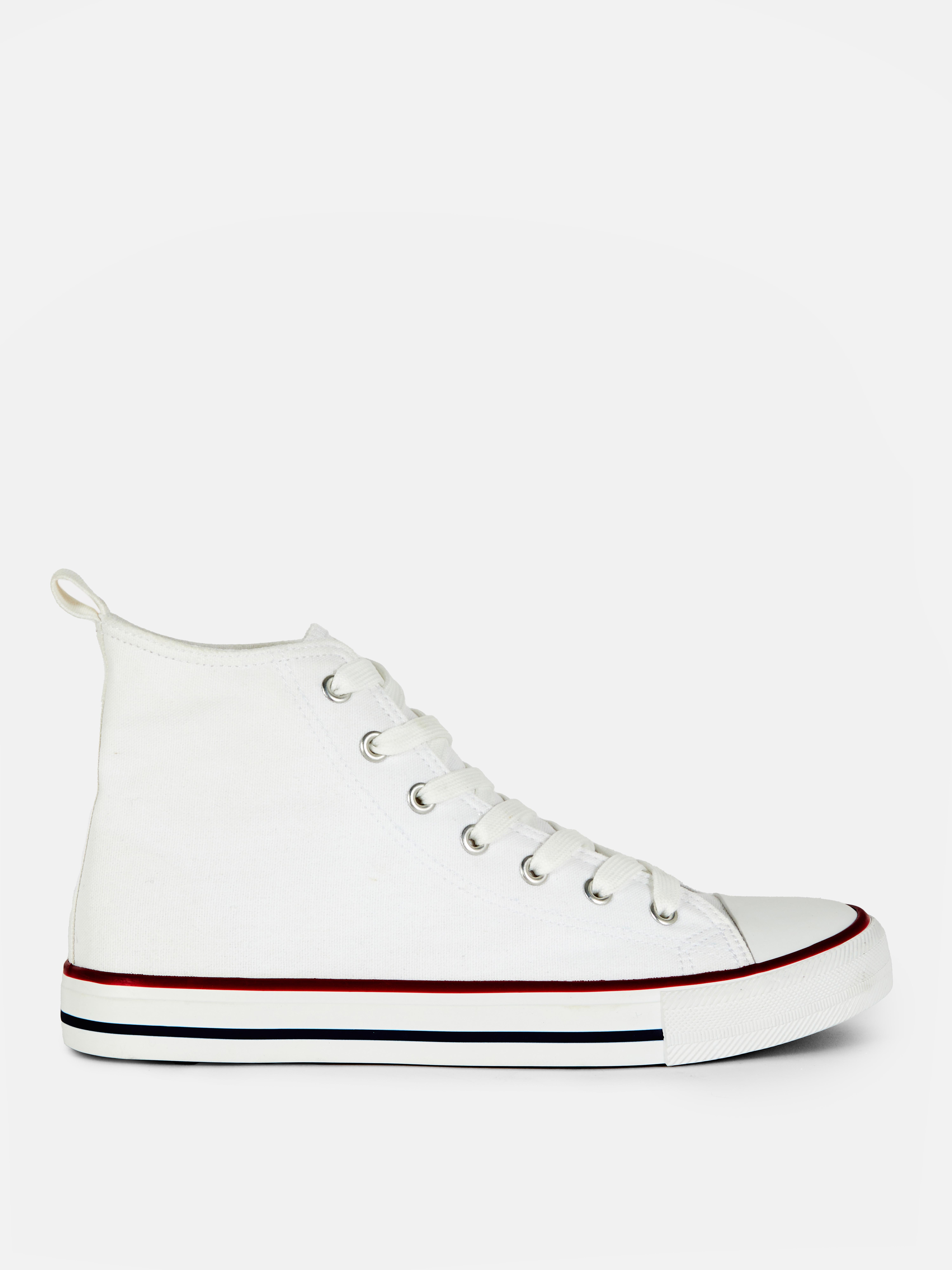 Teniși clasici din pânză cu vârf înalt. Acești pantofi sport sunt un must-have pentru persoanele la modă.