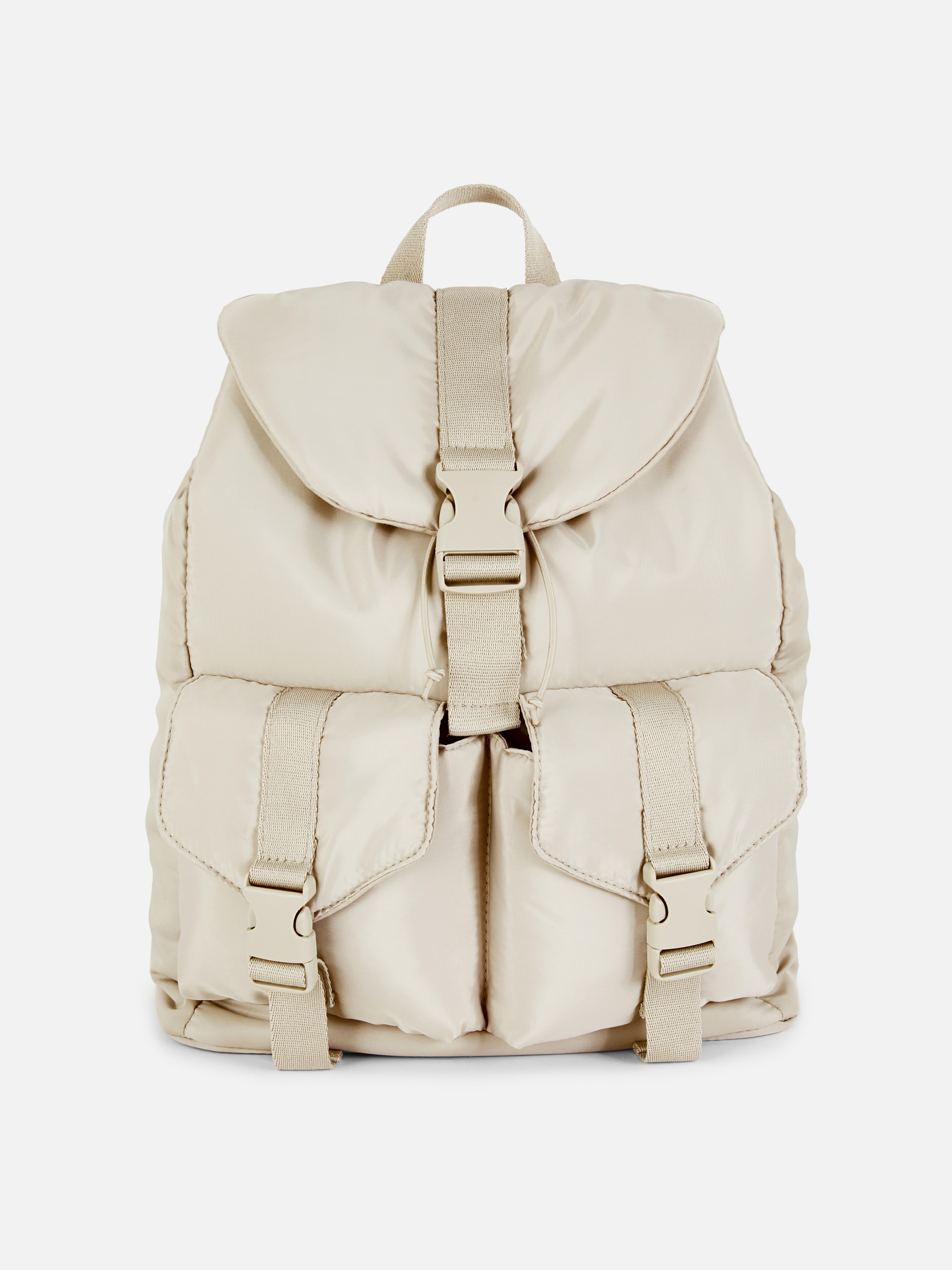 Gepolsterter Rucksack mit mehreren Fächern. Ein leicht gepolsterter Rucksack mit zwei Außentaschen und verstellbaren Schultergurten.