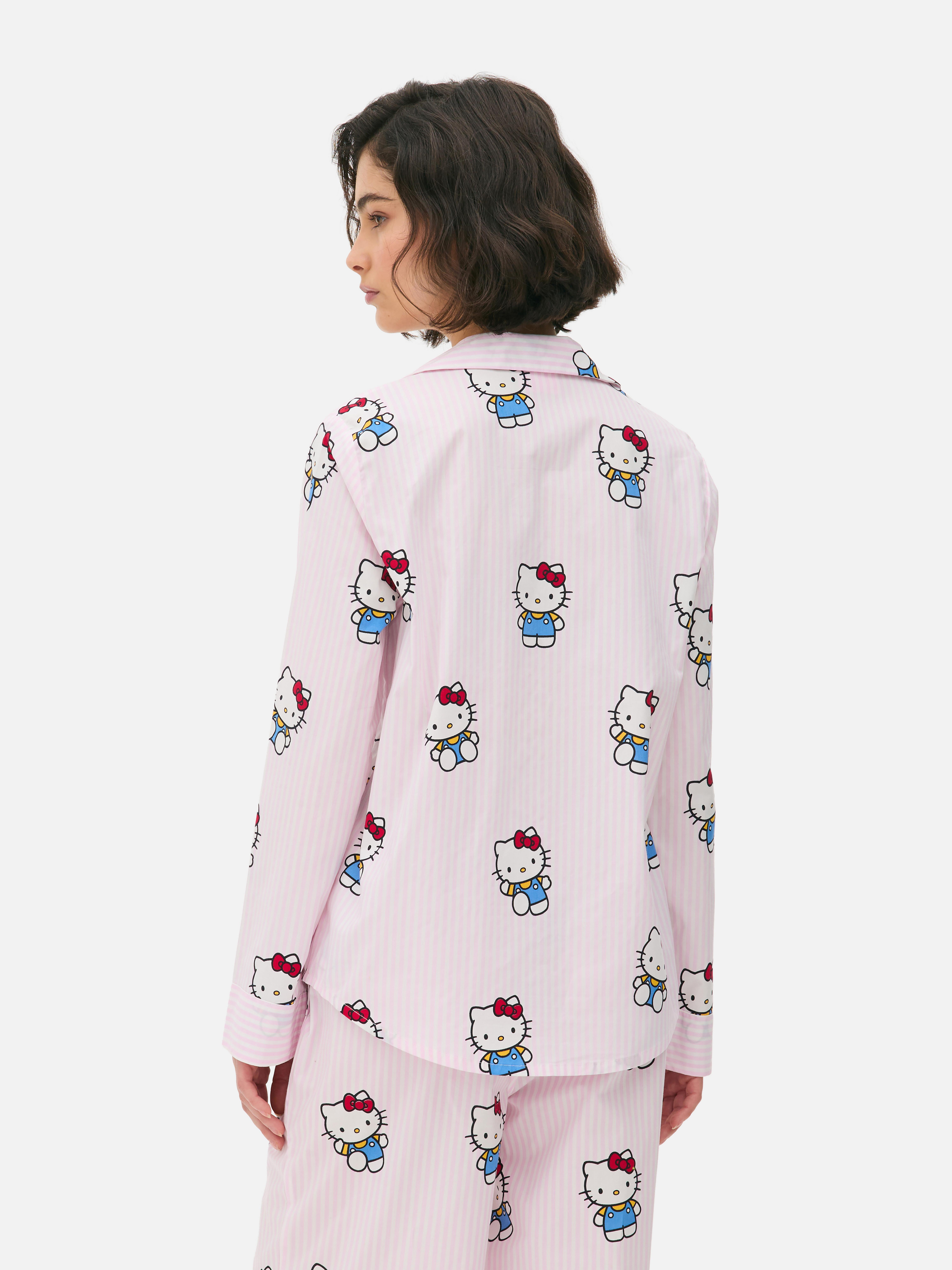 Tricou de pijama cu dungi Hello Kitty. Un tricou de pijama cu Cinnamoroll și Kitty White în rolurile principale.