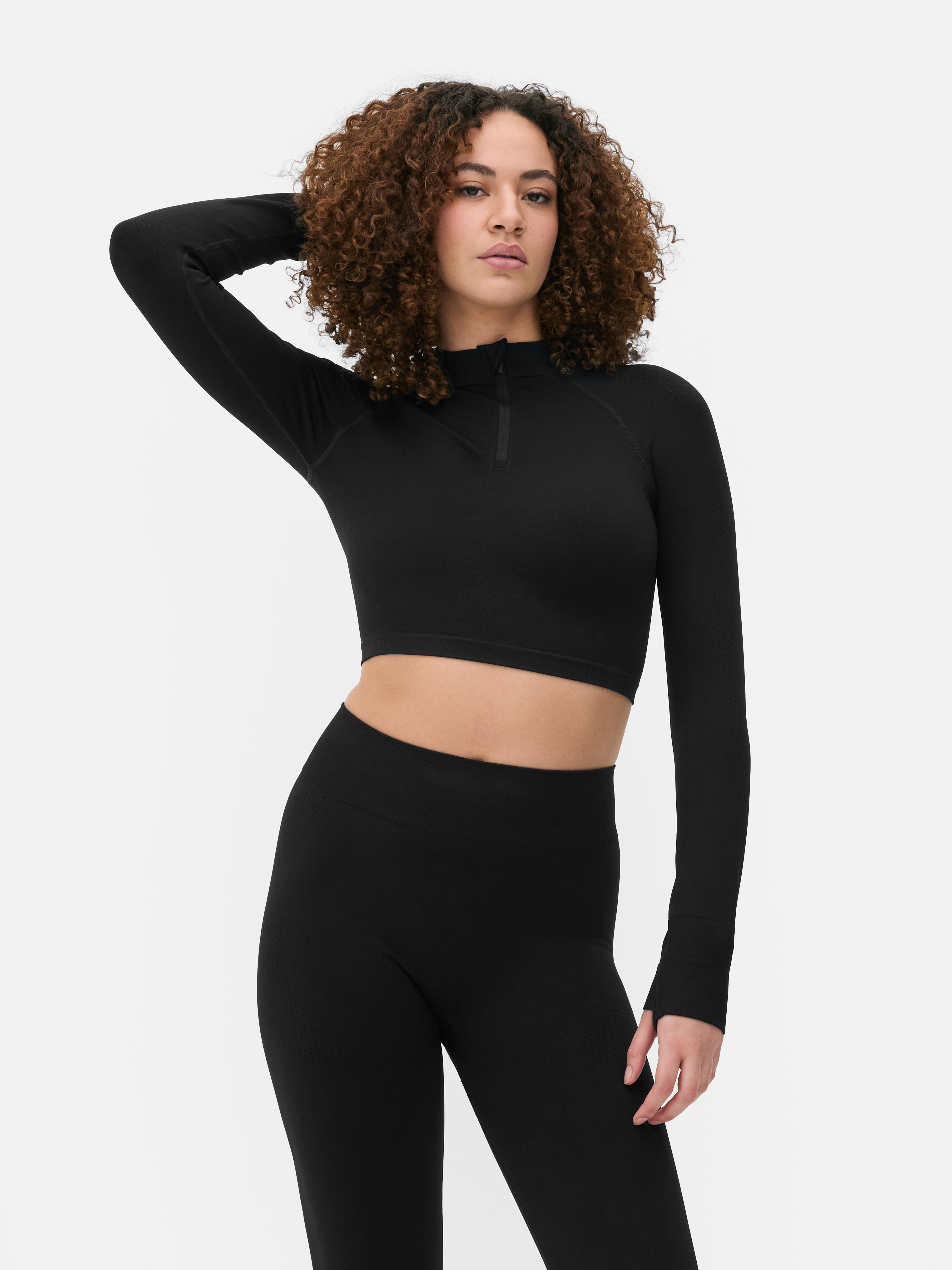Top sport modelator cu mâneci lungi, fără cusături. Acest top sport scurt, cu fermoar pe jumătate și design fără cusături, este funcțional și elegant.
