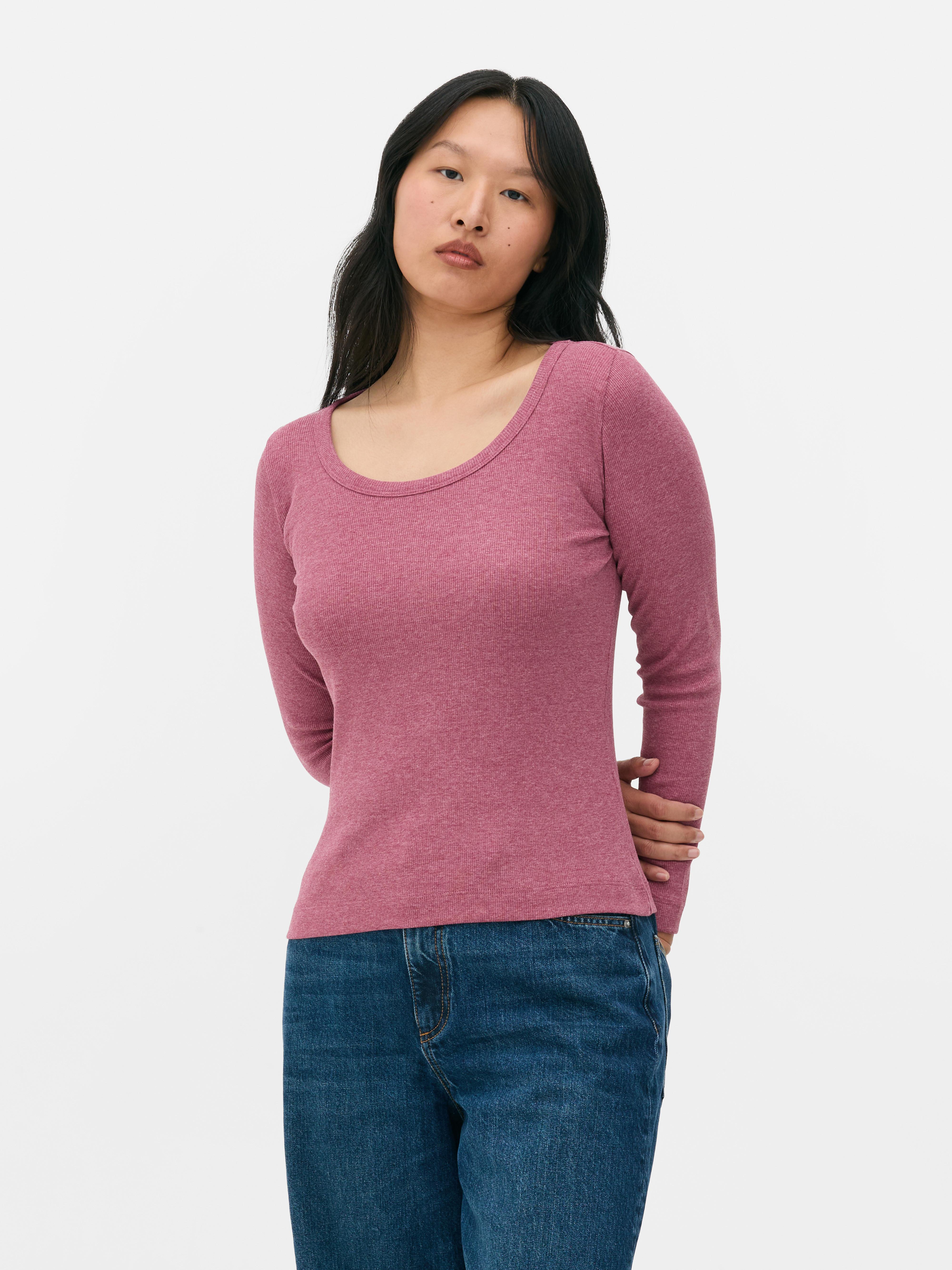 Top cu mânecă lungă și decolteu în U. Acest tricou clasic casual cu mânecă lungă poate fi purtat ca un strat sau individual.