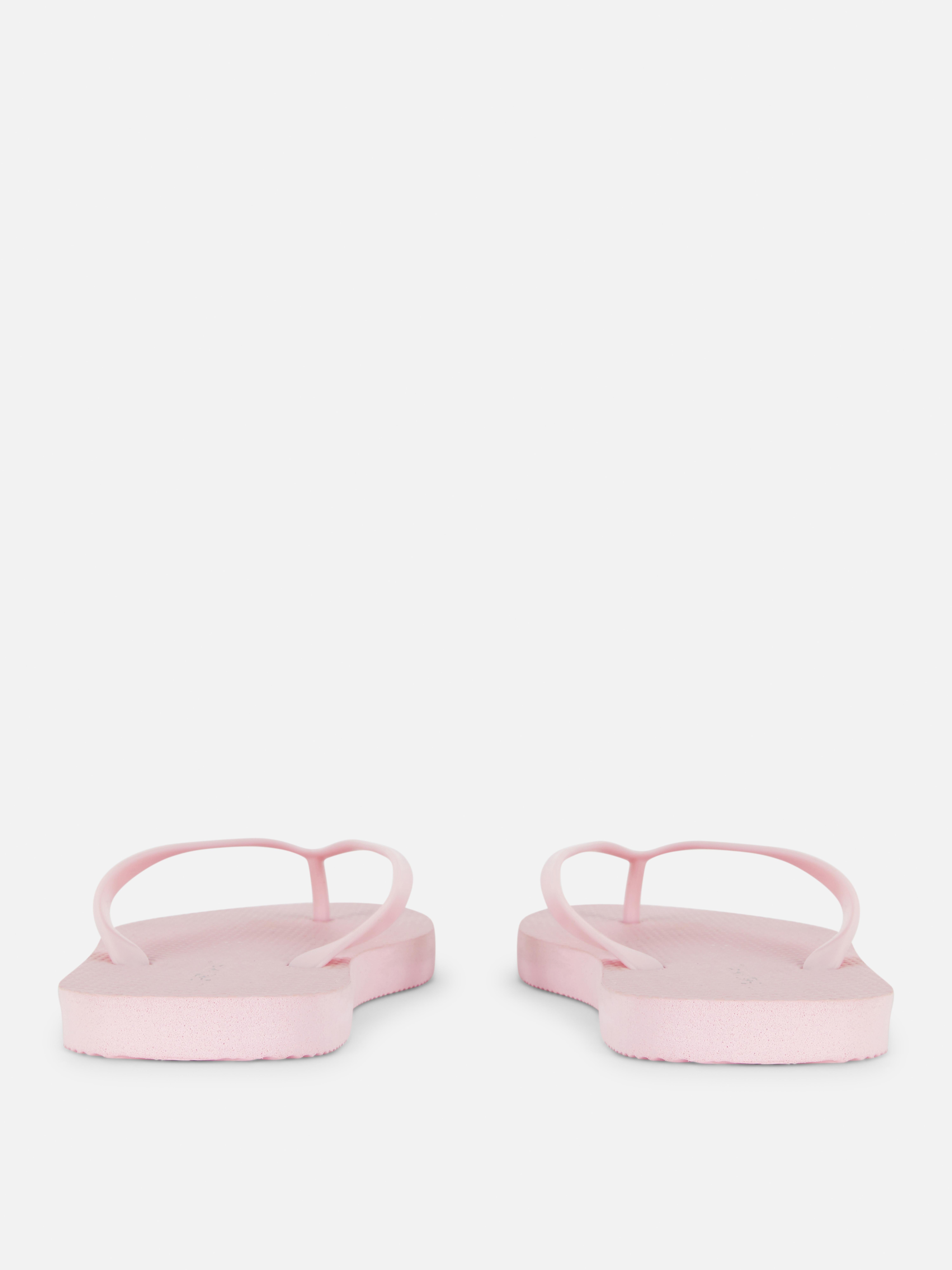 Flip-flops clasici O pereche de flip-flops simpli cu barete înguste și talpă plată