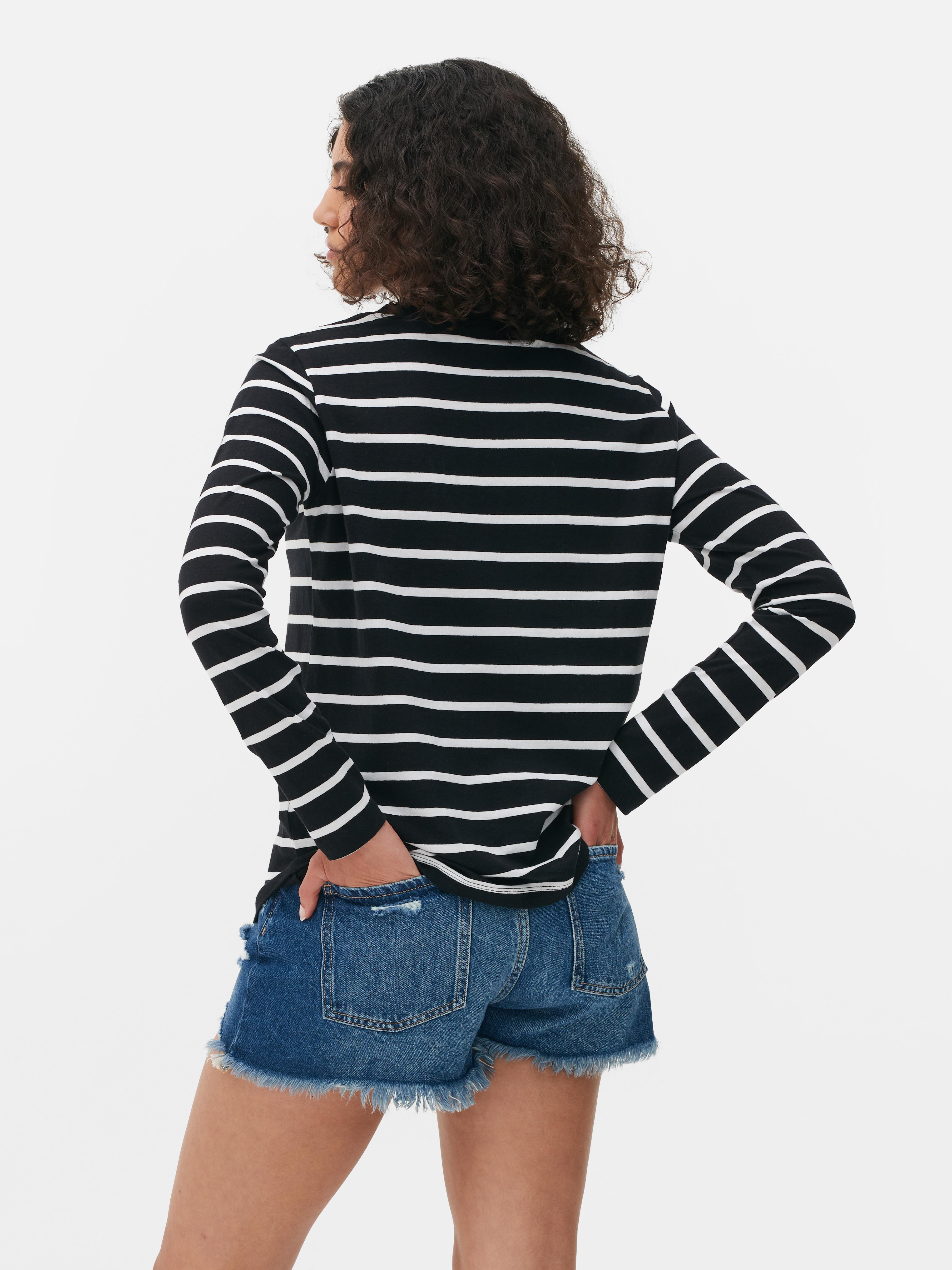 Top a maniche lunghe a righe. Classico top a maniche lunghe con scollo rotondo e vestibilità comoda.