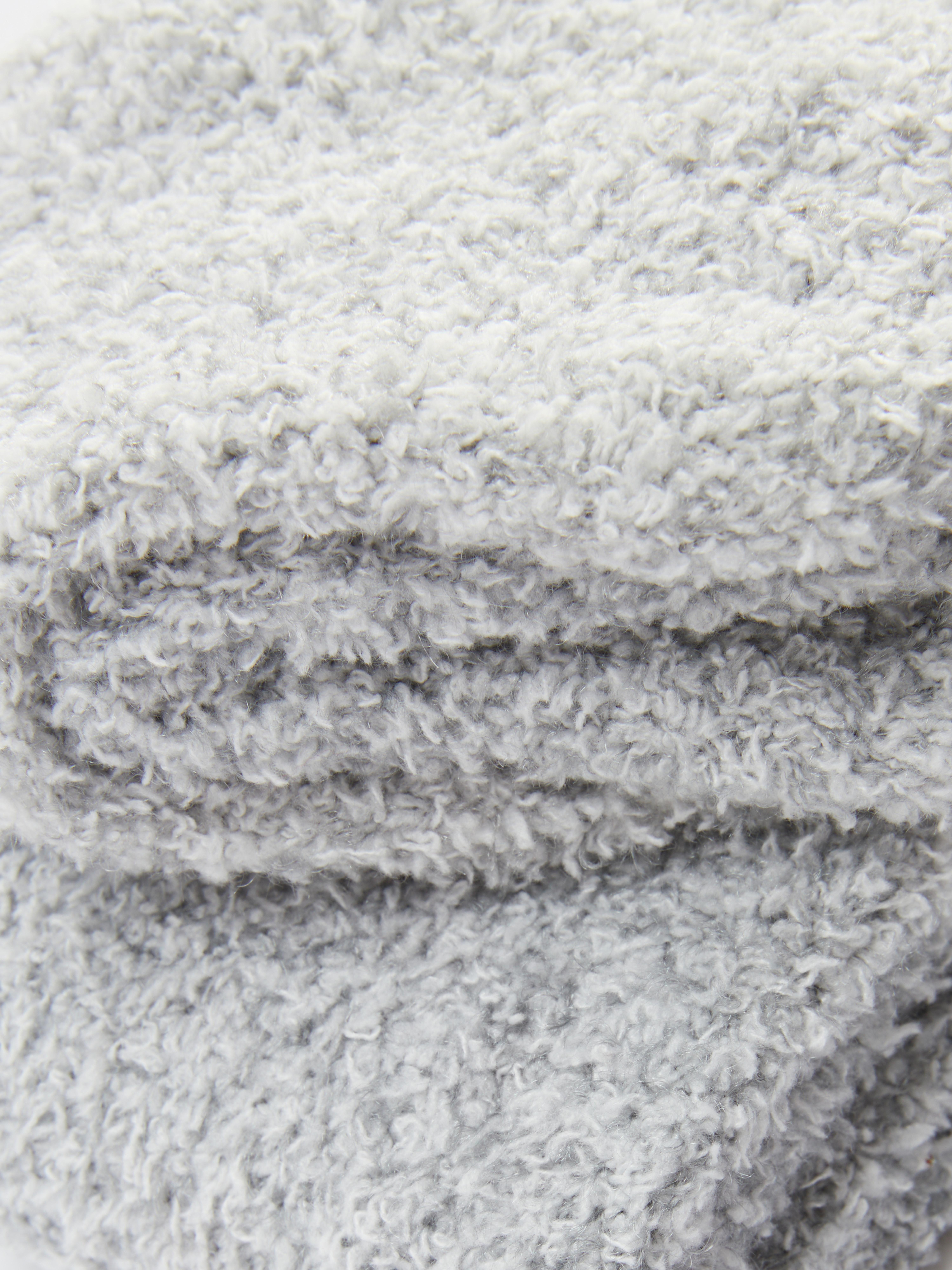 Șosete sport din burete bouclé, set de 2. Aceste șosete scurte, călduroase și moi, până la gleznă, sunt perfecte pentru iarnă.