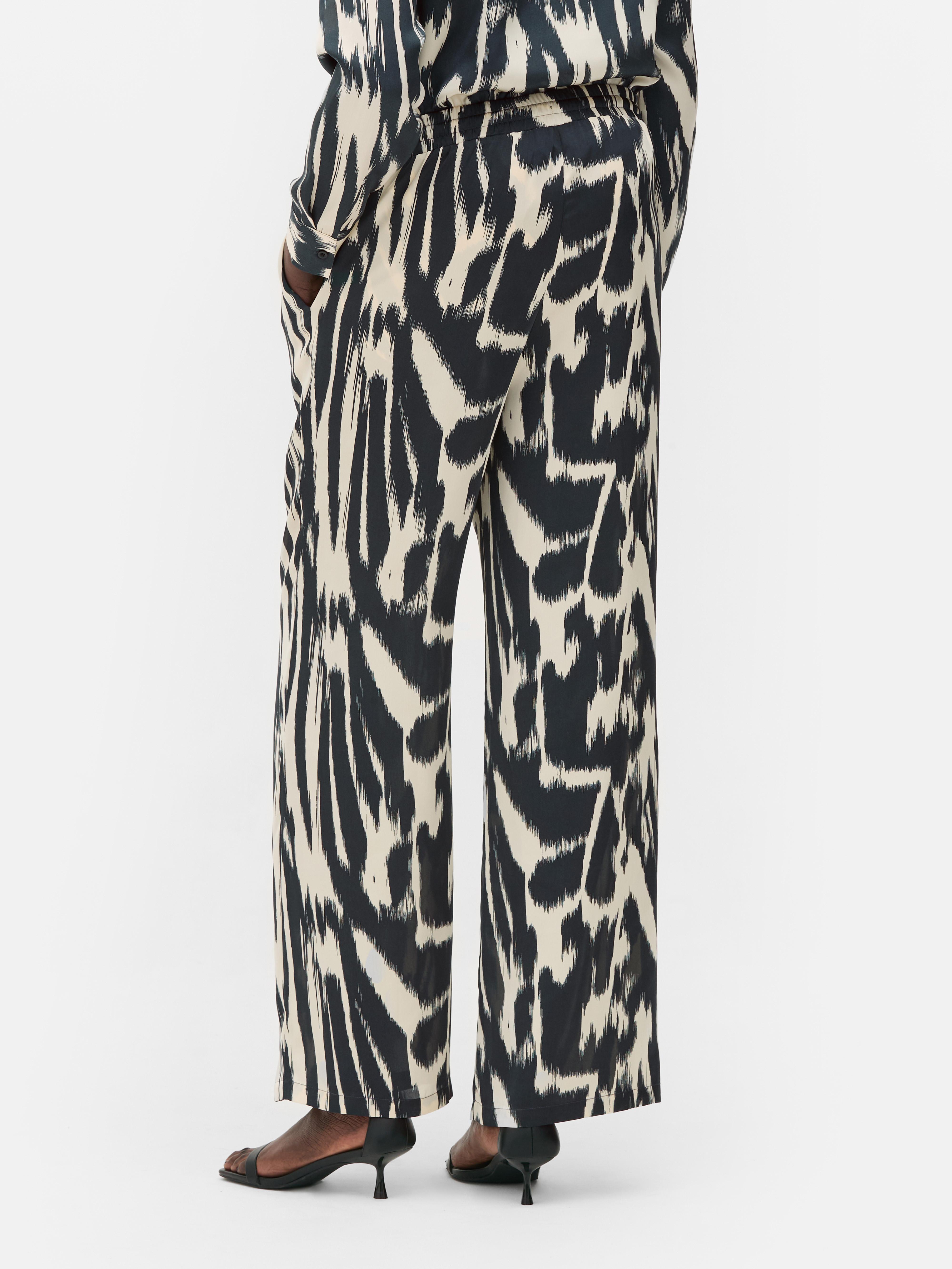Pantalon imprimé assorti de la collection The Edit. Ce pantalon imprimé à jambes larges possède une taille élastiquée et un cordon de serrage.
