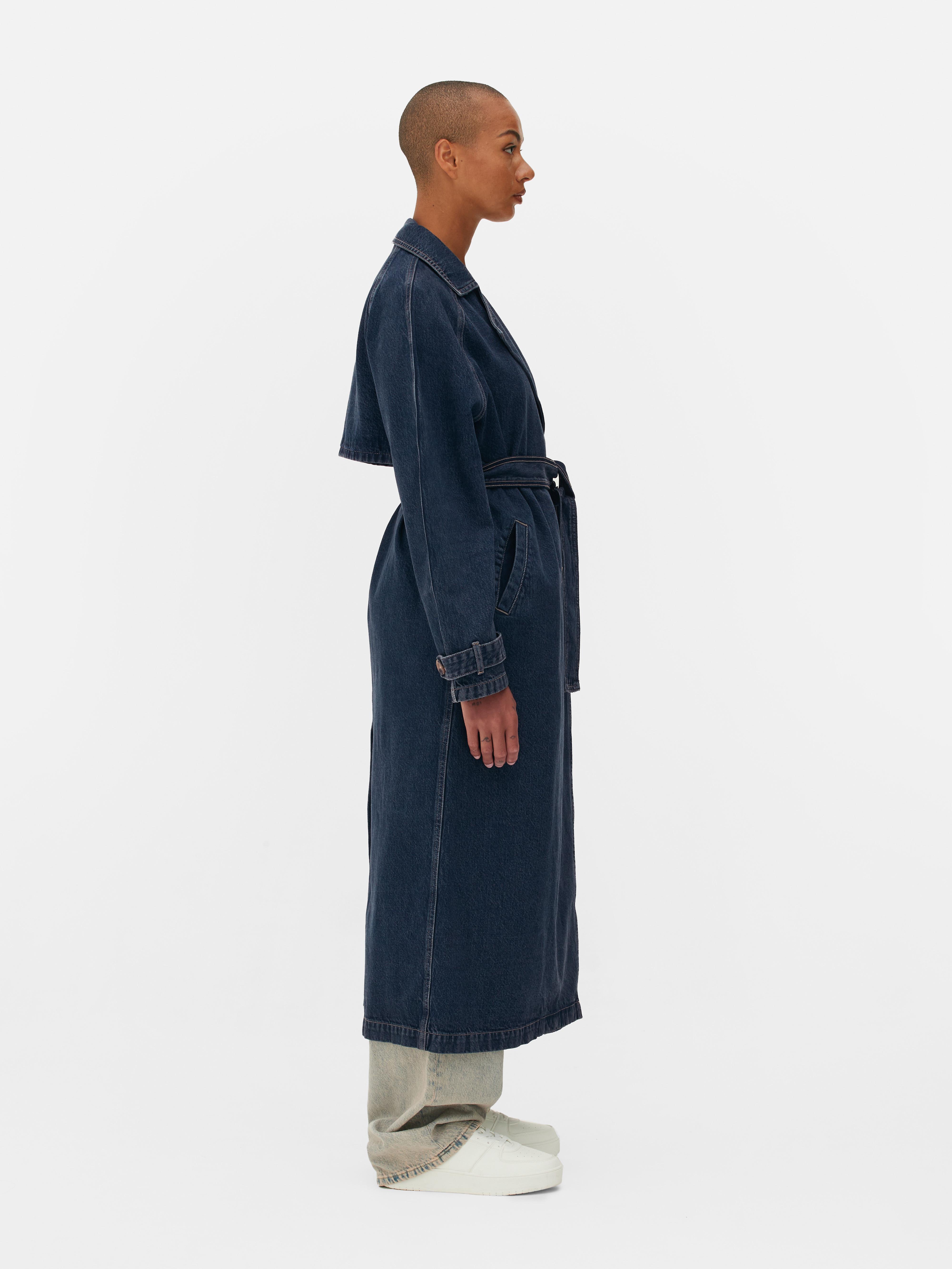 Trench maxi din denim. Acest trench maxi combină detalii clasice cu o notă modernă.