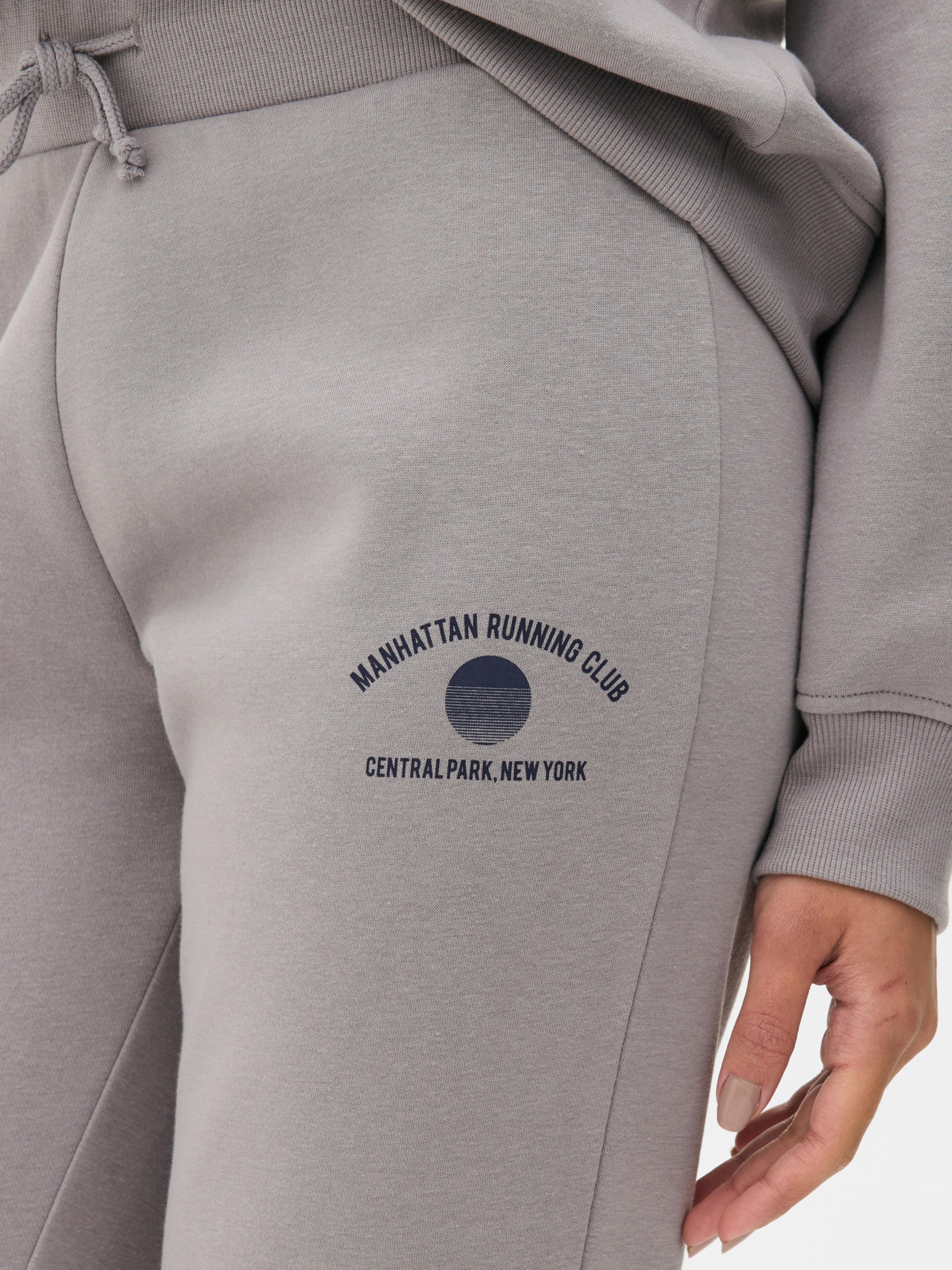 Pantaloni della tuta affusolati e casual. Comodi ed eleganti, indispensabili nel tuo tempo libero.