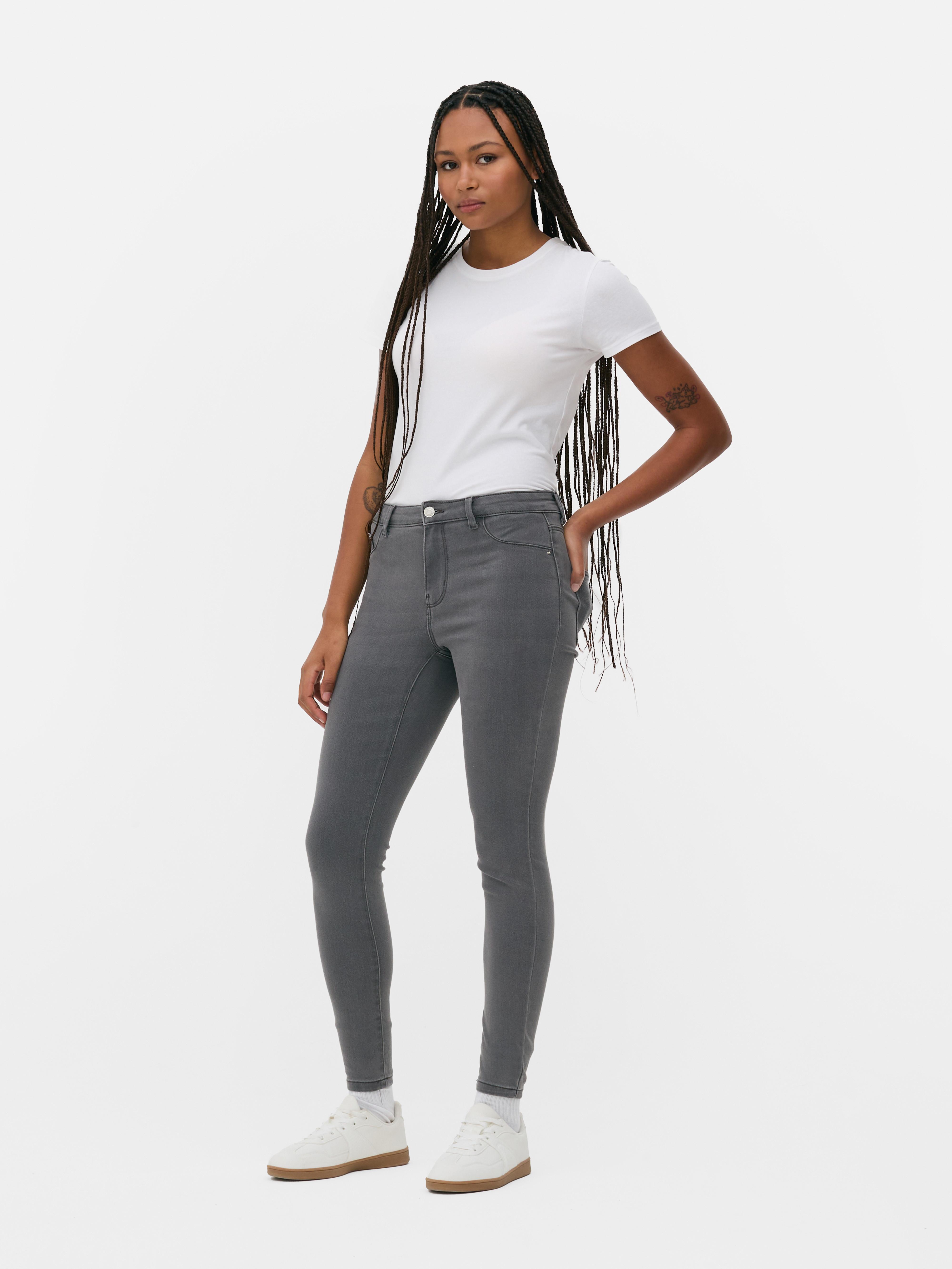 Blugi skinny simpli cu talie medie. Blugii sunt un must-have, iar noi adorăm acest stil mulat.