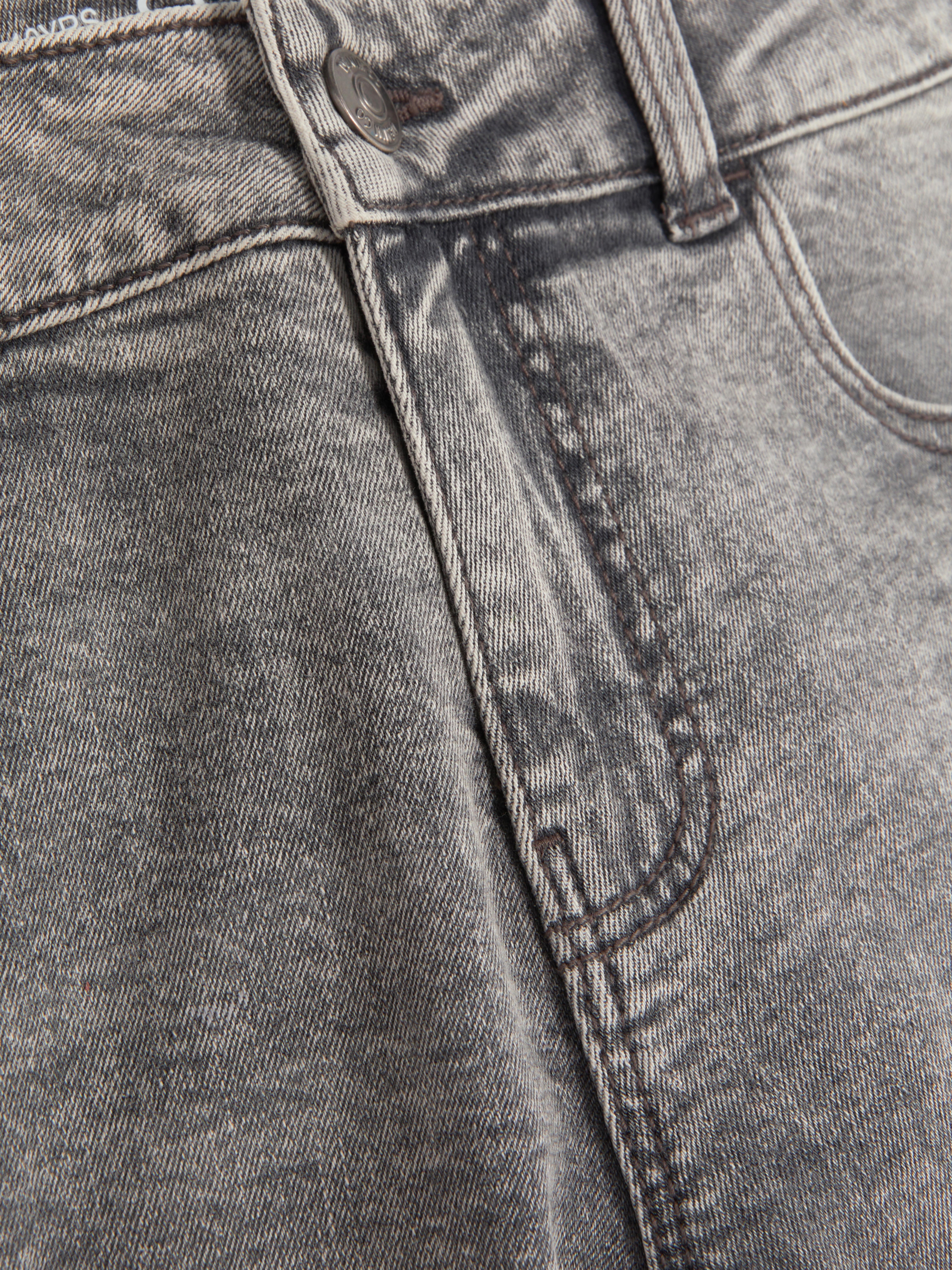 Blugi slim fit pentru băieți. Acești blugi slim fit cu găici pentru curea și nasturi dau colecției lor de blugi un plus.