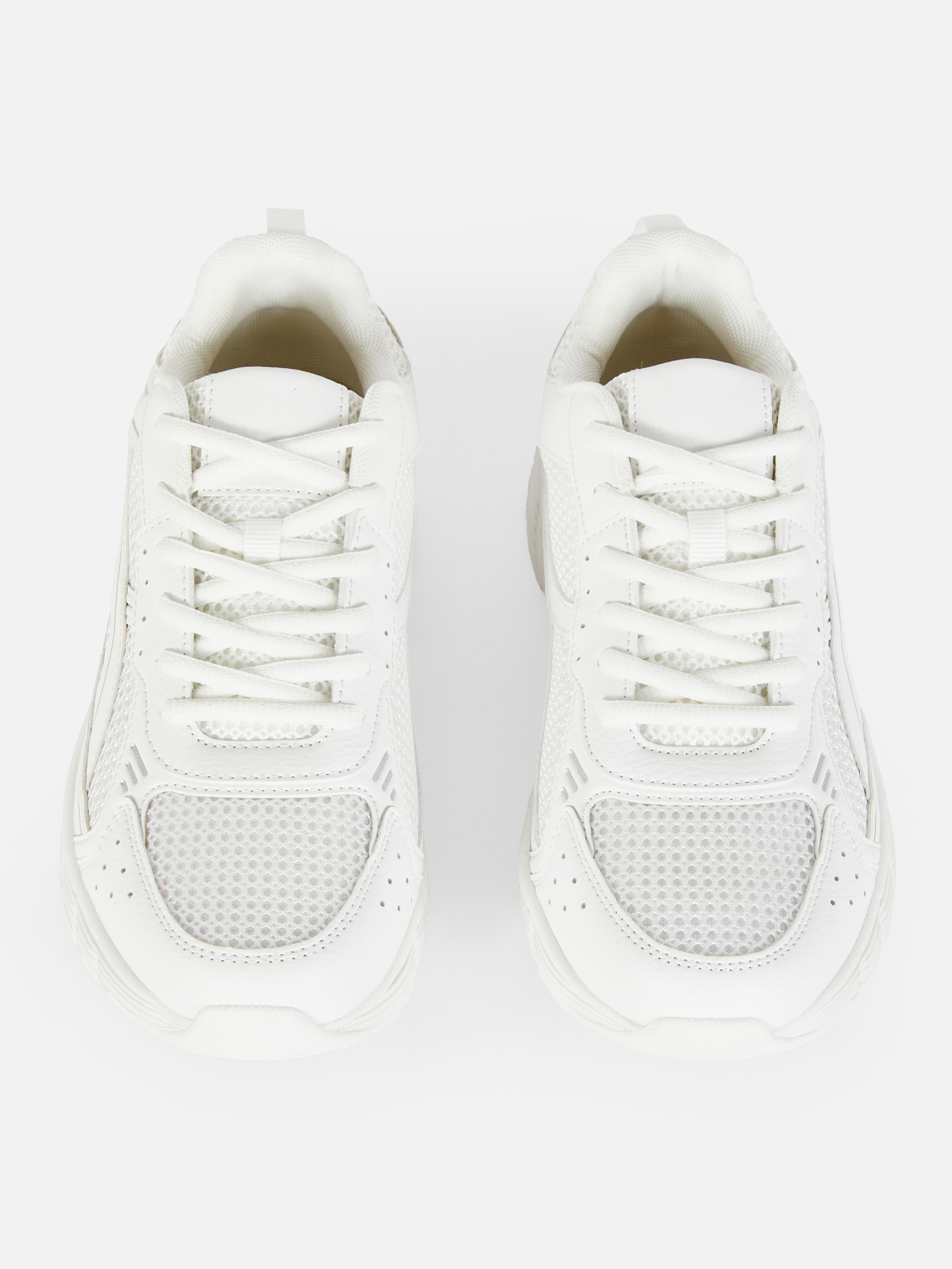Sneaker mit Mesh-Einsätzen. Robuste Sneaker für jeden Stil.